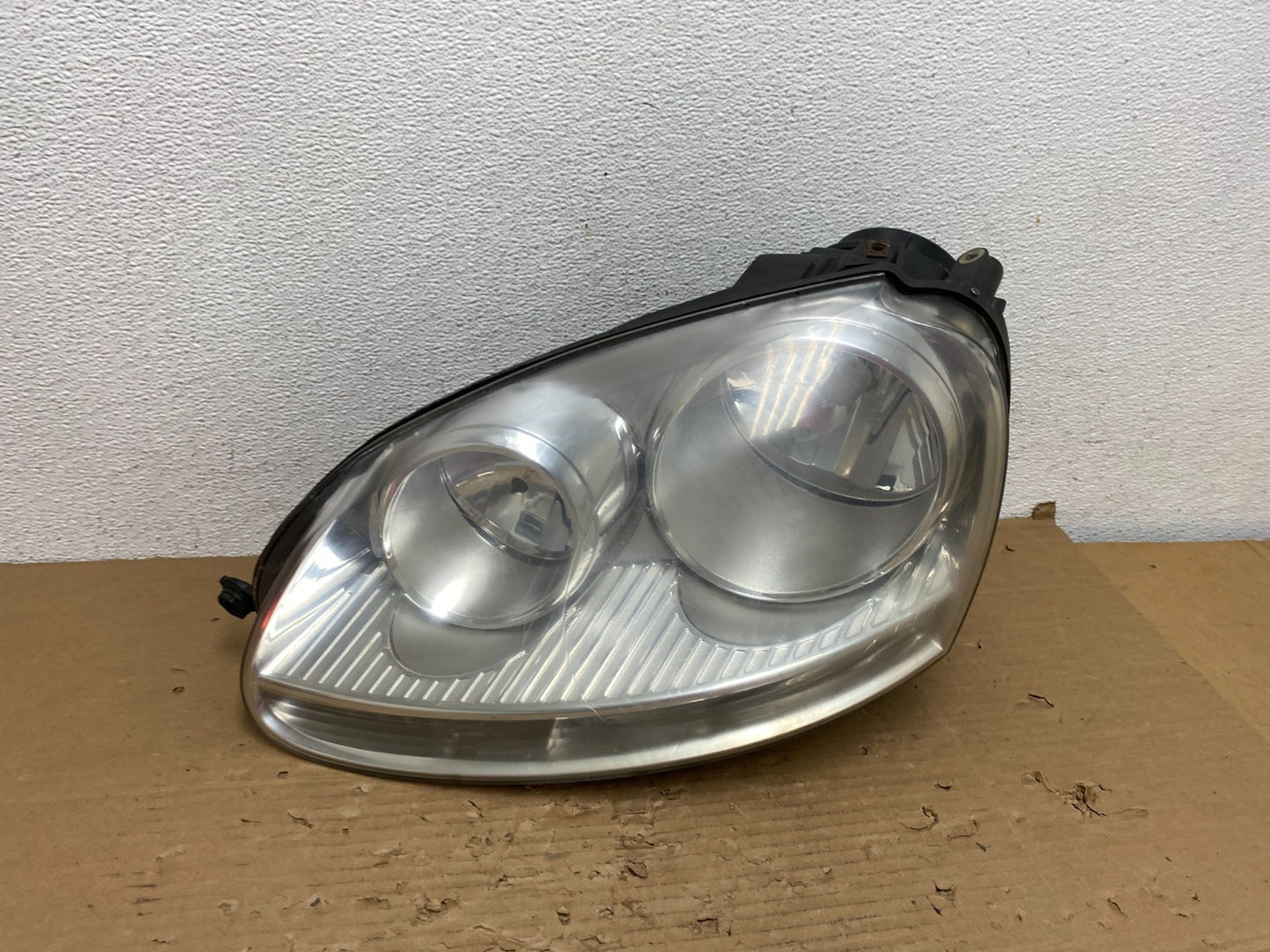 2005 to 2010 Volkswagen Jetta Left Driver LH Side Headlight Halogen AD4299 DW0
