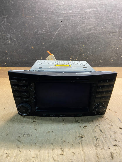 2003 2008 Mercedes E320 Head Screen Display Radio CD Player Stereo Y7525 DG0