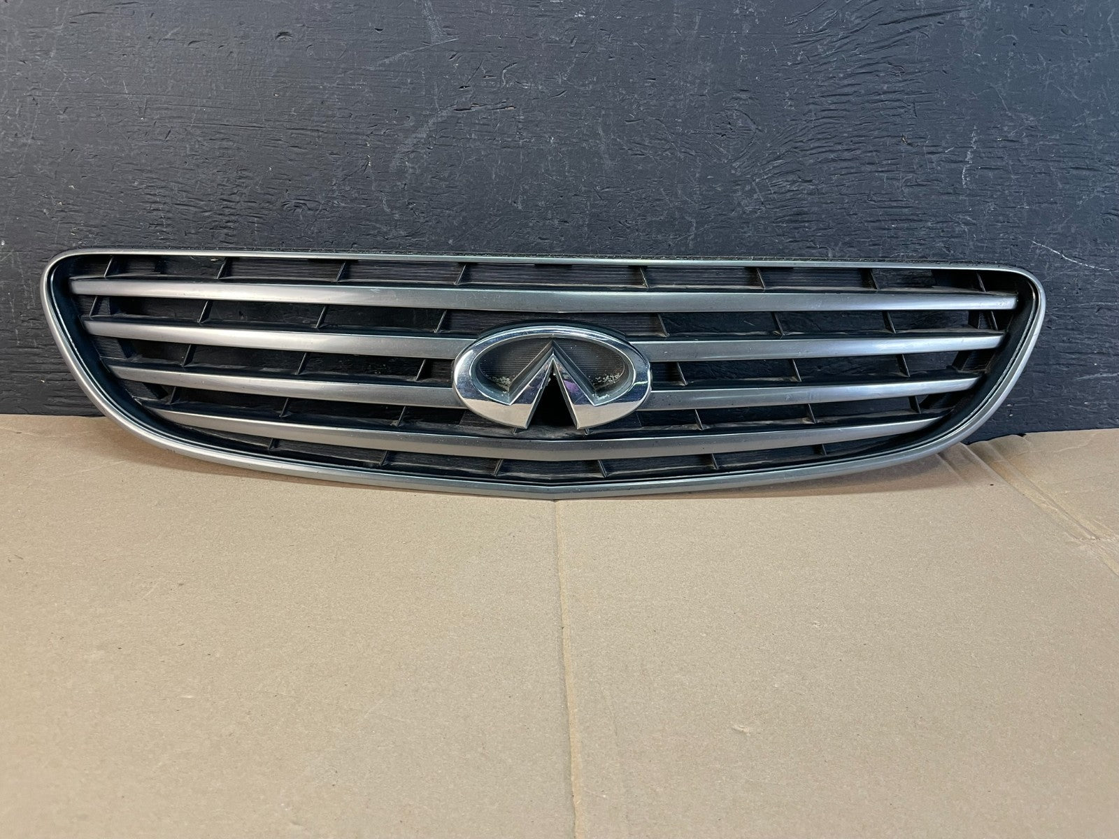 2002 2003 2004 Infiniti I35 Sedan Front Upper Grill Grille AD8315 DG0