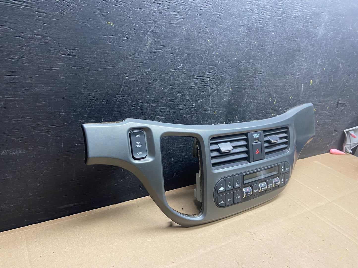 2005 to 2010 Honda Odyssey Radio Climate Control Dash Trim Bezel t9162 DG1