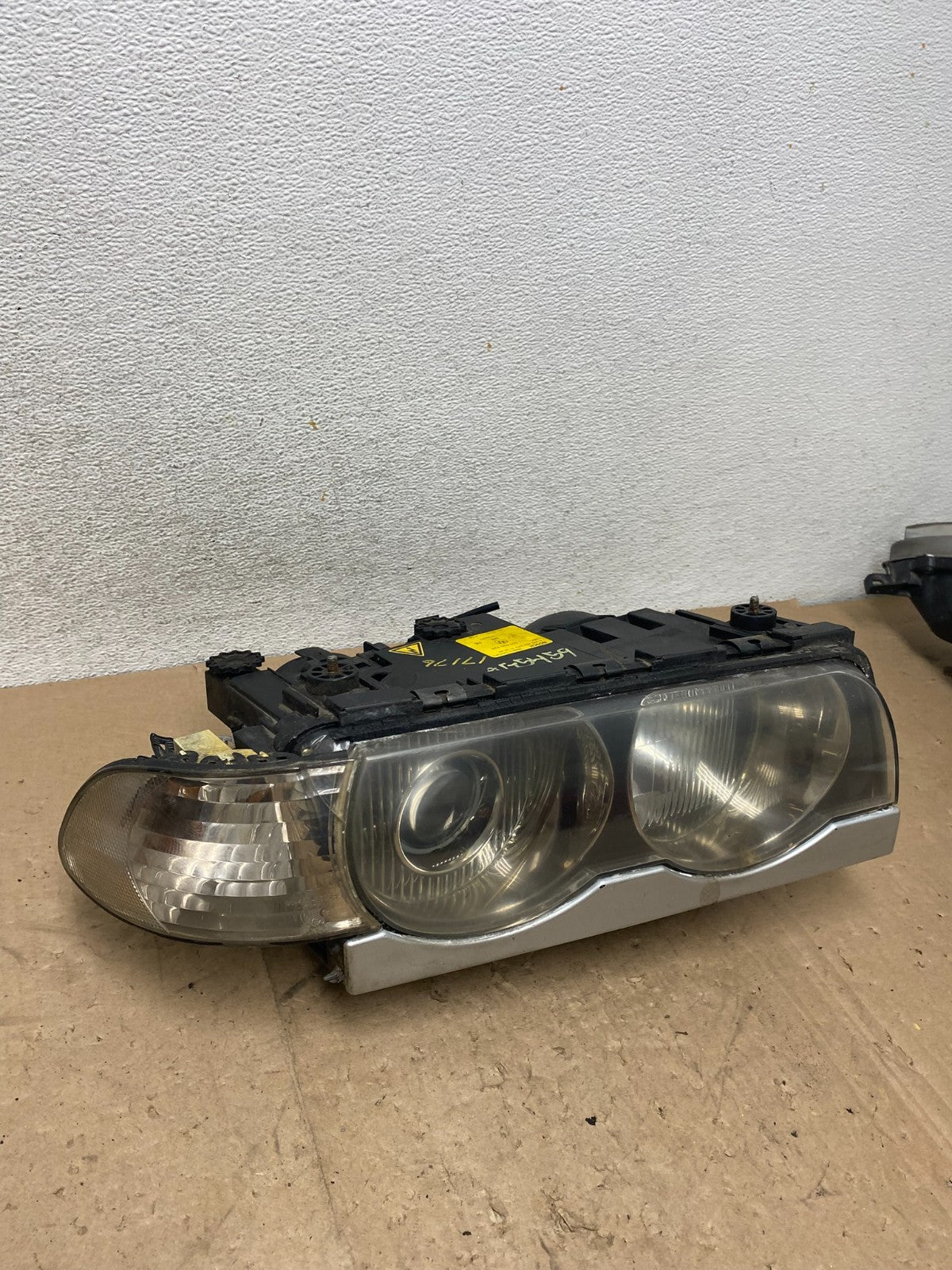 1999-2001 BMW 7 Series E38 740i Xenon Right Passenger RH Headlight AG5458 DW2