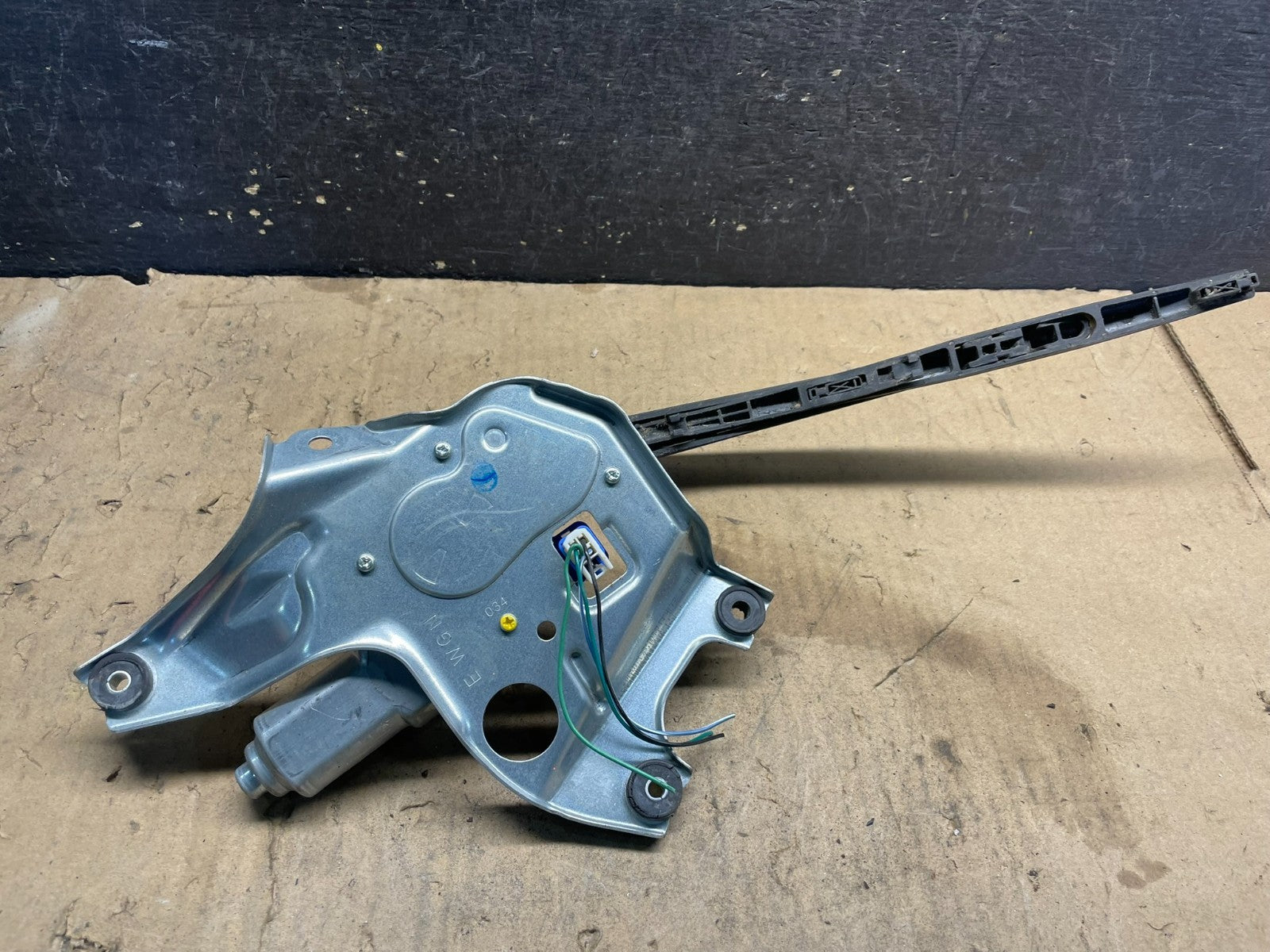 2010 to 2014 Subaru Outback Rear Windshield Wiper Motor W7422 PS5