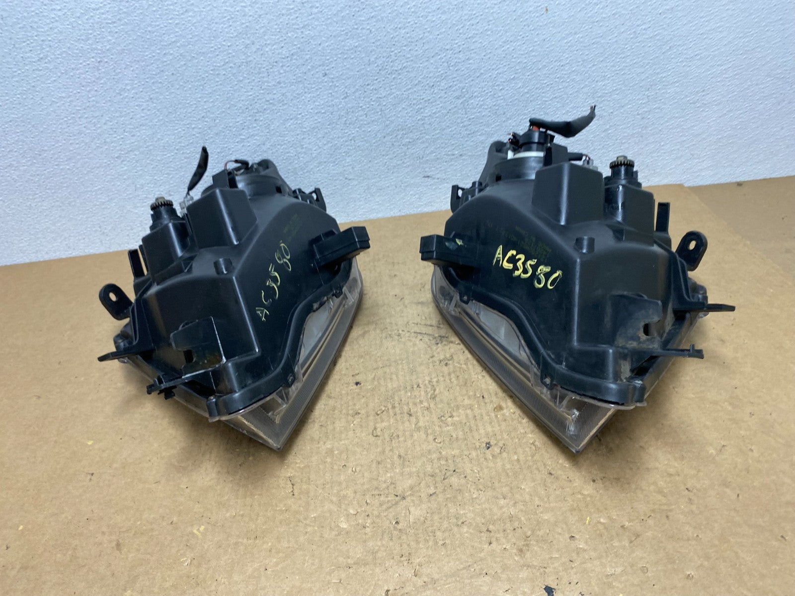 2008 to 2012 Nissan Pathfinder Halogen Headlight Left+Right Set AC3580 DW10