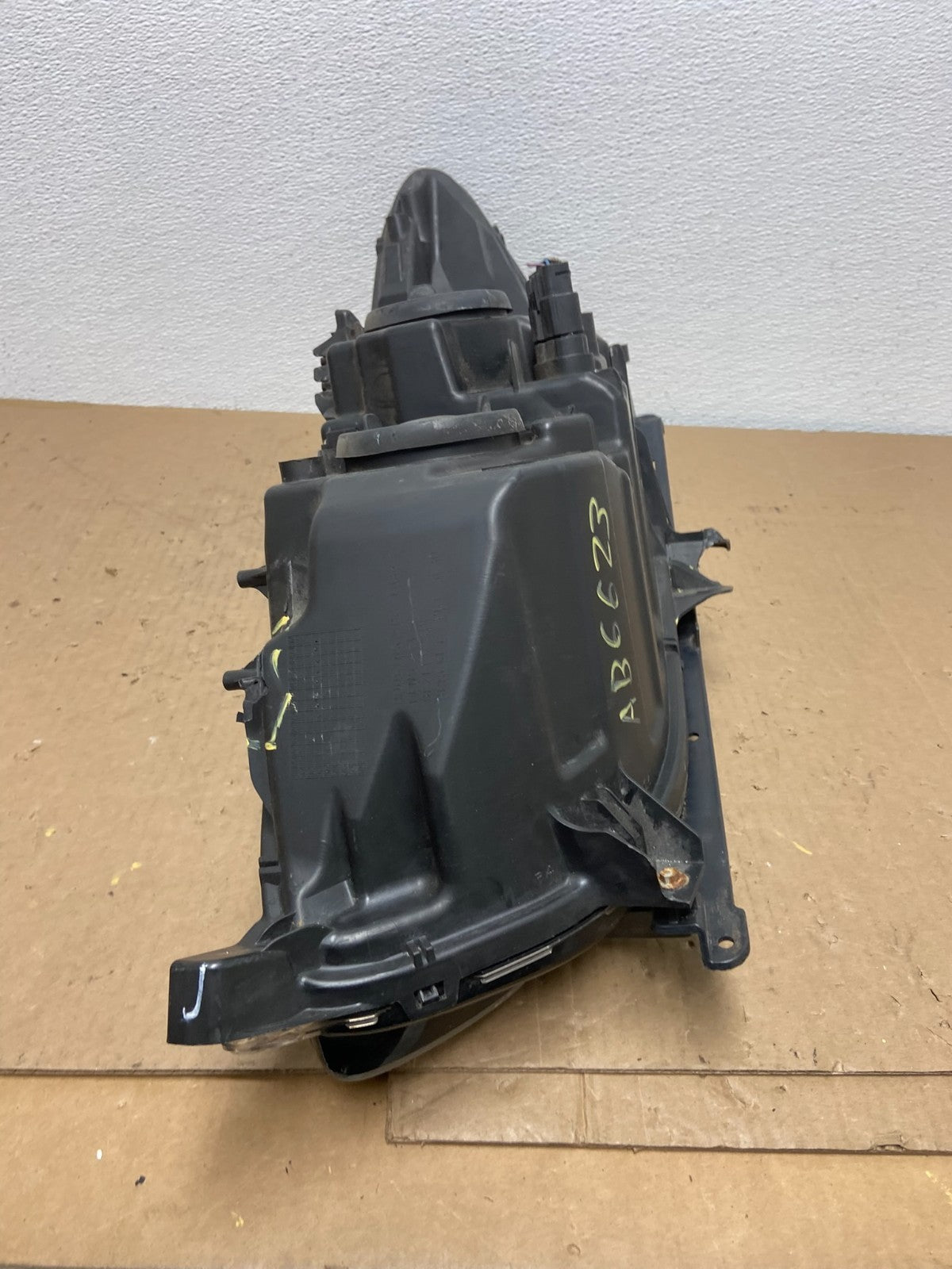 2013 to 2016 Ford Fusion Right Passenger Rh Side Headlight AB6623 DW10