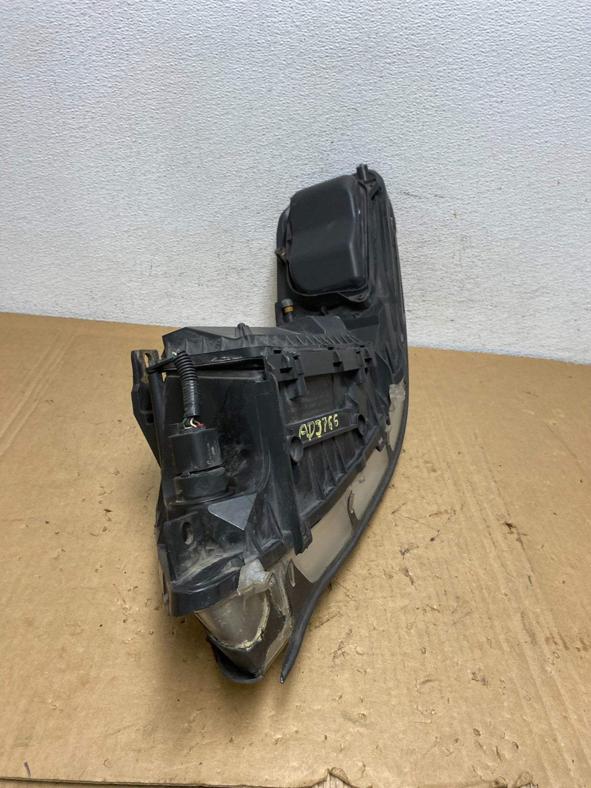 2005 to 2011 Lincoln Town Car Right Passenger Rh Side Headlight AD3766 DW8