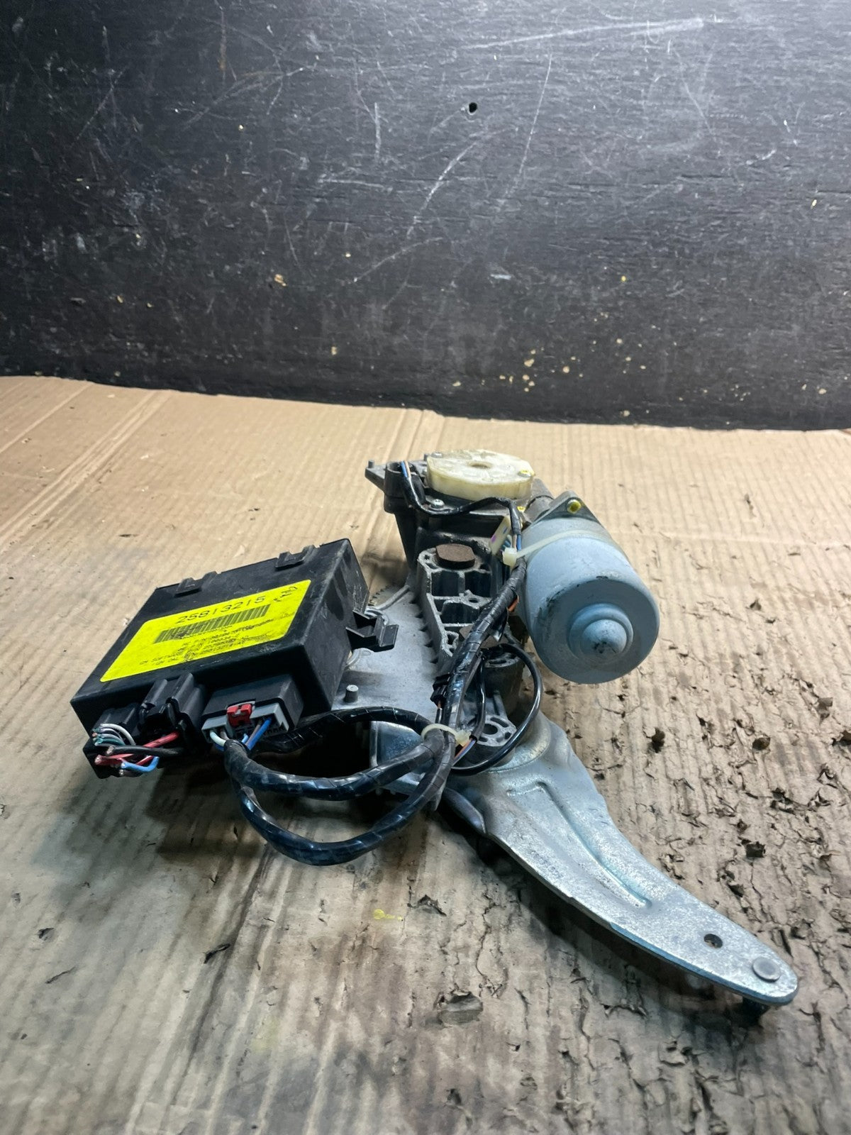Cadillac Chevrolet Rear Trunk Liftgate Power Motor Actuator OEM Y0020 DG4