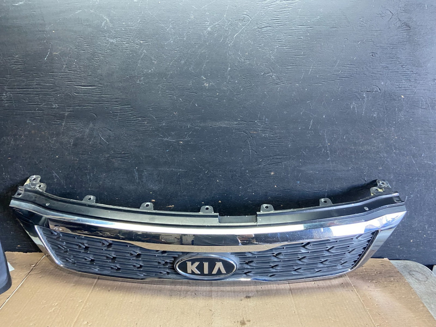 2011 to 2012 Kia Sedona Front Upper Grill Grille OEM Q5685 DG0