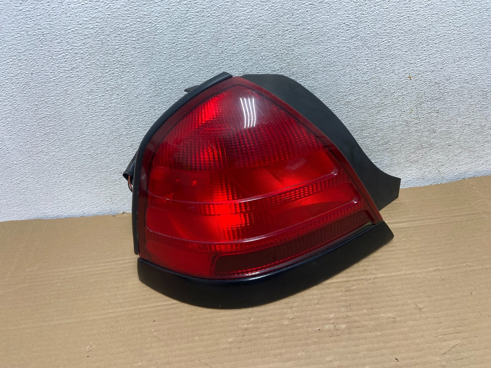 2003 - 2011 Ford Crown Victoria Left Driver Lh Side Tail Light AG8891 DW0