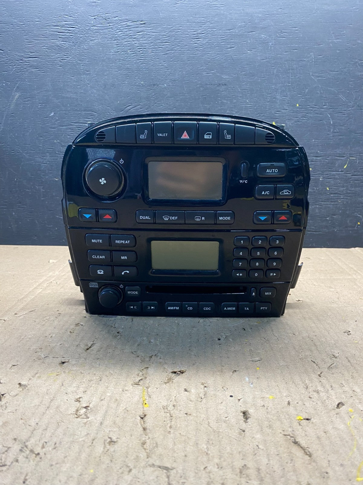 2004-2007 Jaguar XJ8 XJR  Climate Control Control Radio AM/FM Panel OEM R8915 DG0