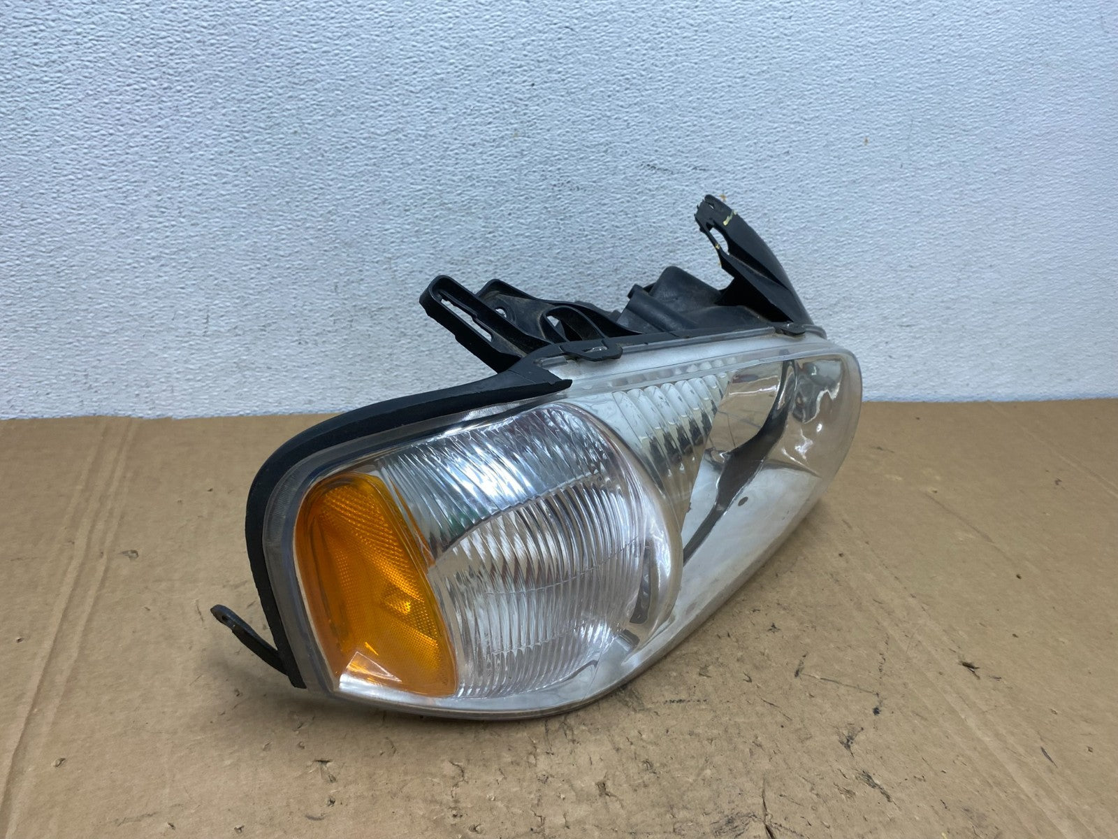 2001 2002 2003 2004 Mazda Tribute Right Passenger Rh Headlight AD3746 DW2