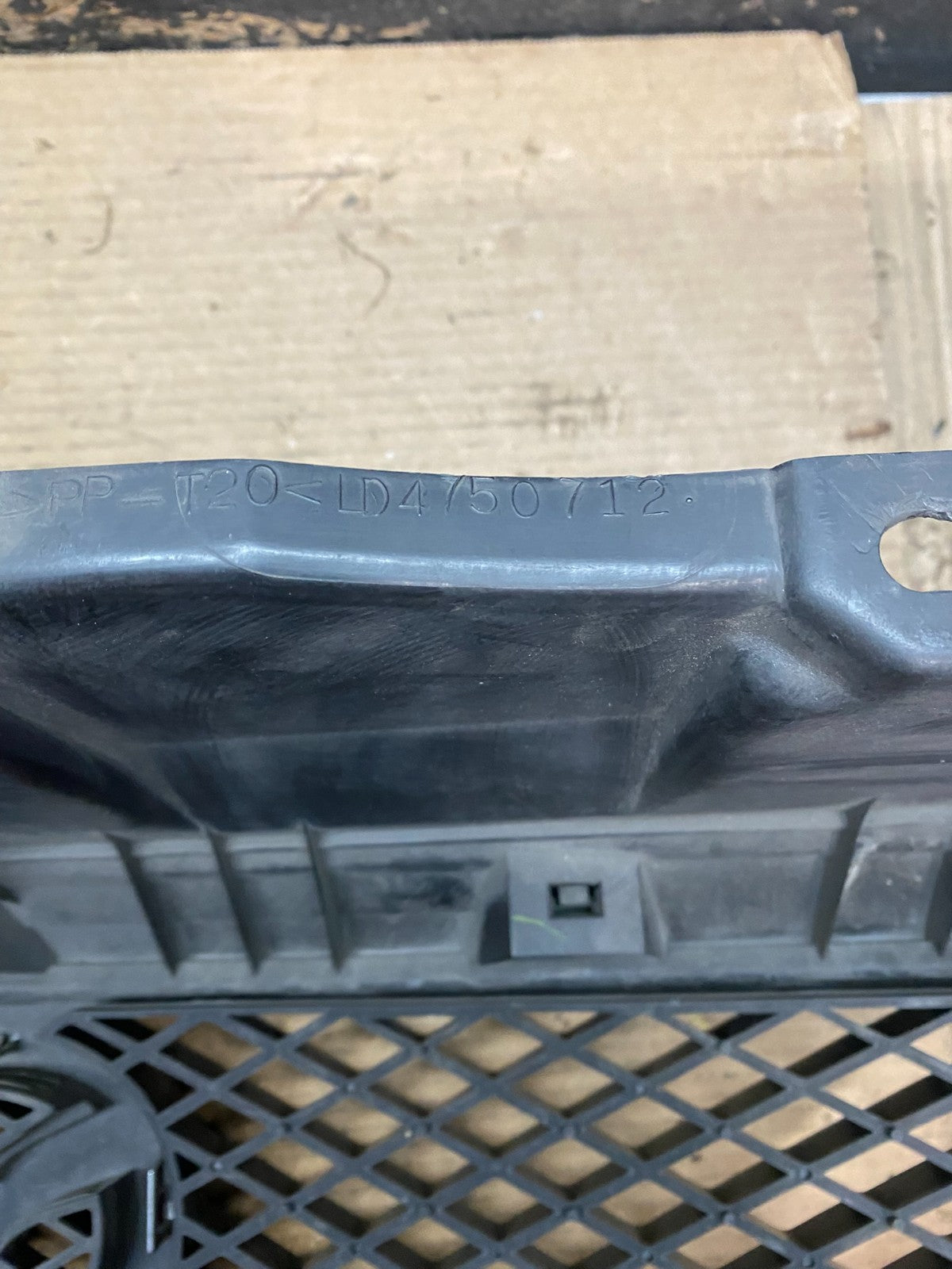 2002 2003 Mazda MPV Front Upper Grille Grill Oem v9305 DG10
