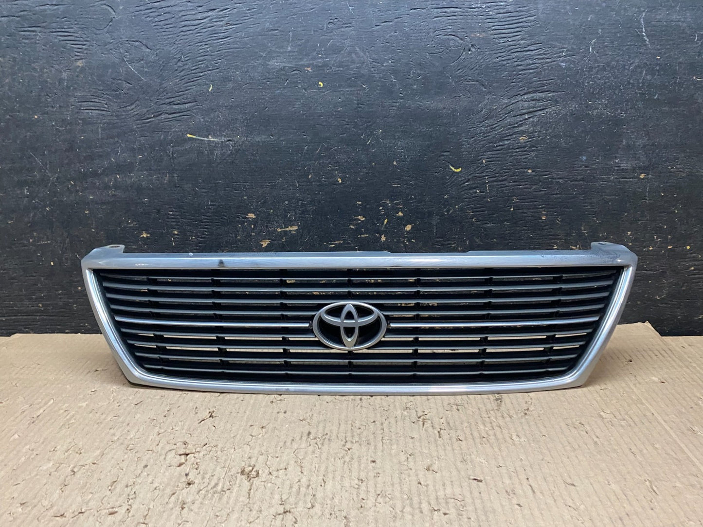 1995 1996 1997 Toyota Avalon Front Upper Grill Grille  OEM X8265 DG0