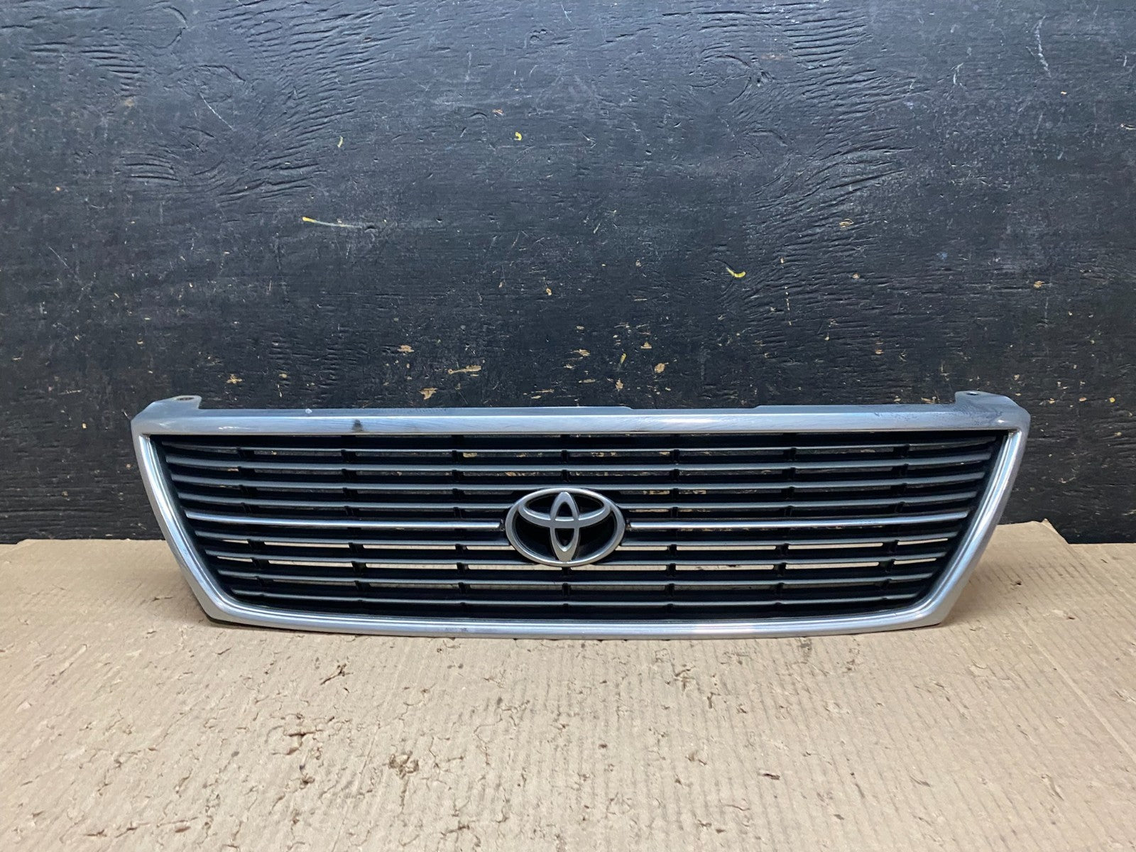 1995 1996 1997 Toyota Avalon Front Upper Grill Grille  OEM X8265 DG0
