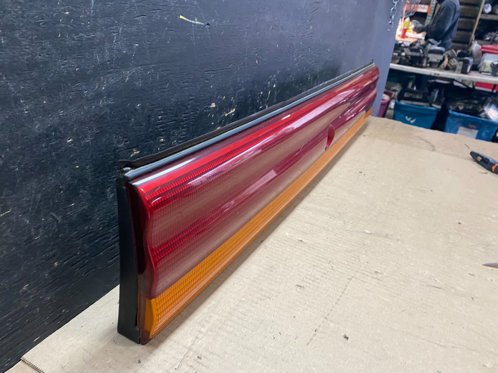 1993 to 1995 Chrysler LeBaron Center Tail Light Panel Trim u7515 DG2