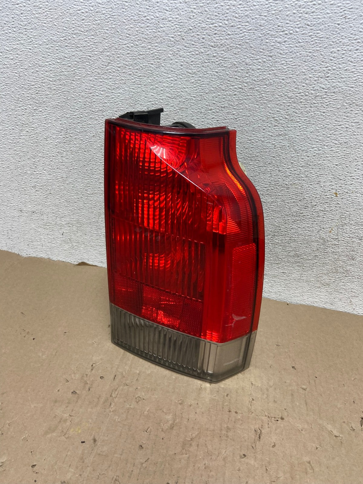 2001 - 2004 Volvo XC70 V70 Right Passenger Side LH Tail Light AG6946 LK0