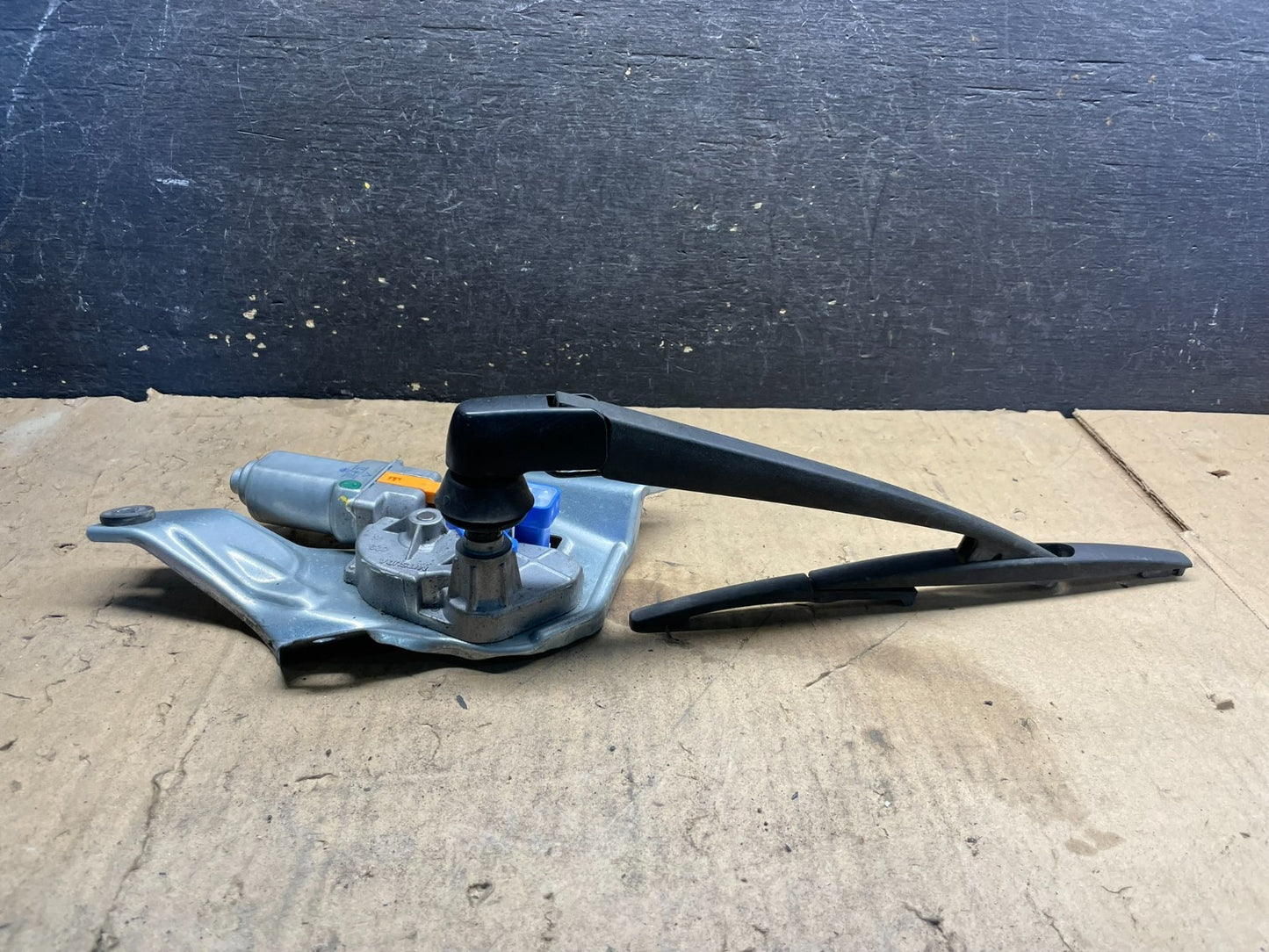2010 to 2014 Subaru Outback Rear Windshield Wiper Motor W7422 PS3