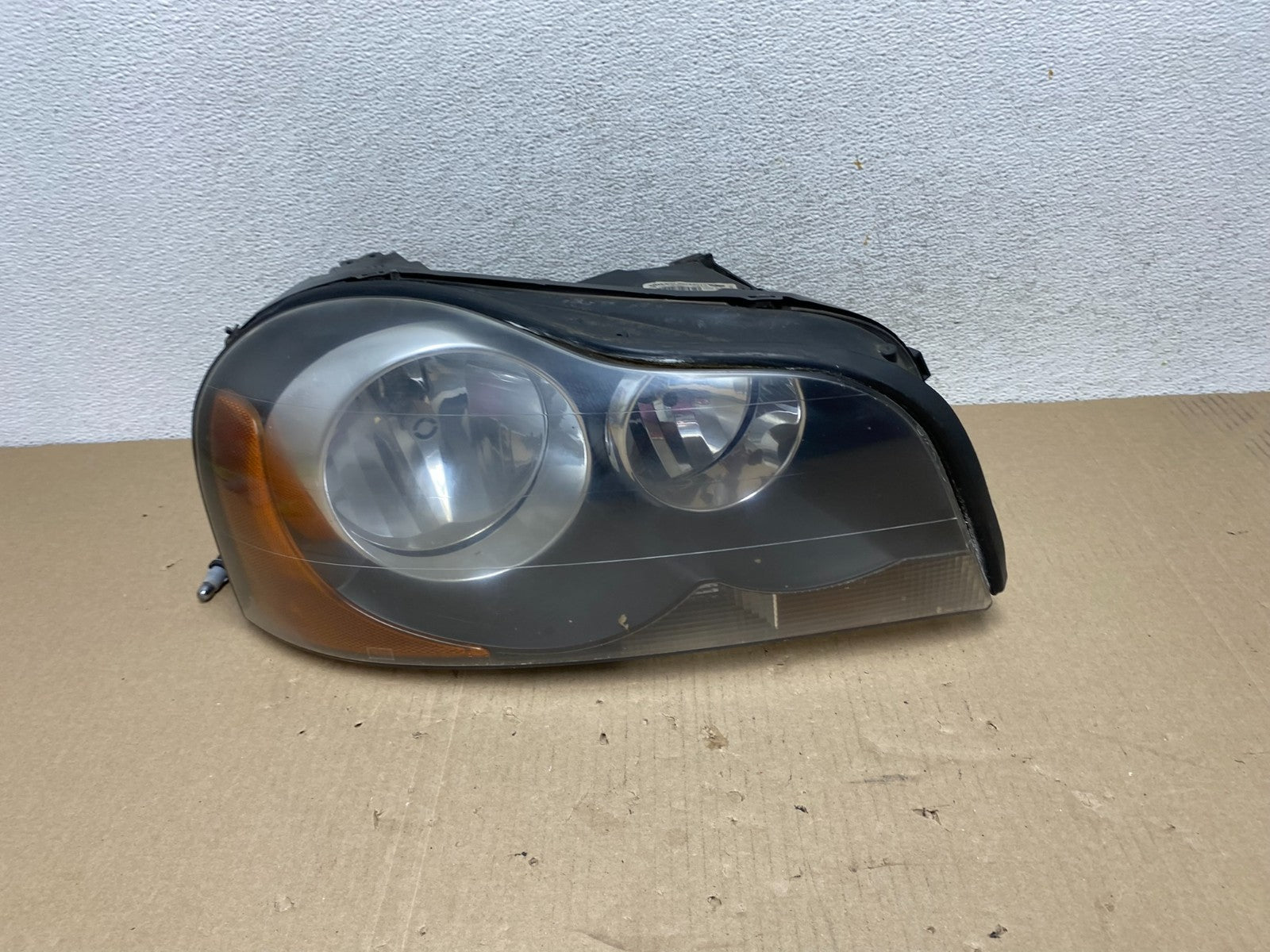 2003 to 2013 Volvo XC90 Right Passenger Rh Side Headlight Halogen AG6860 DW0