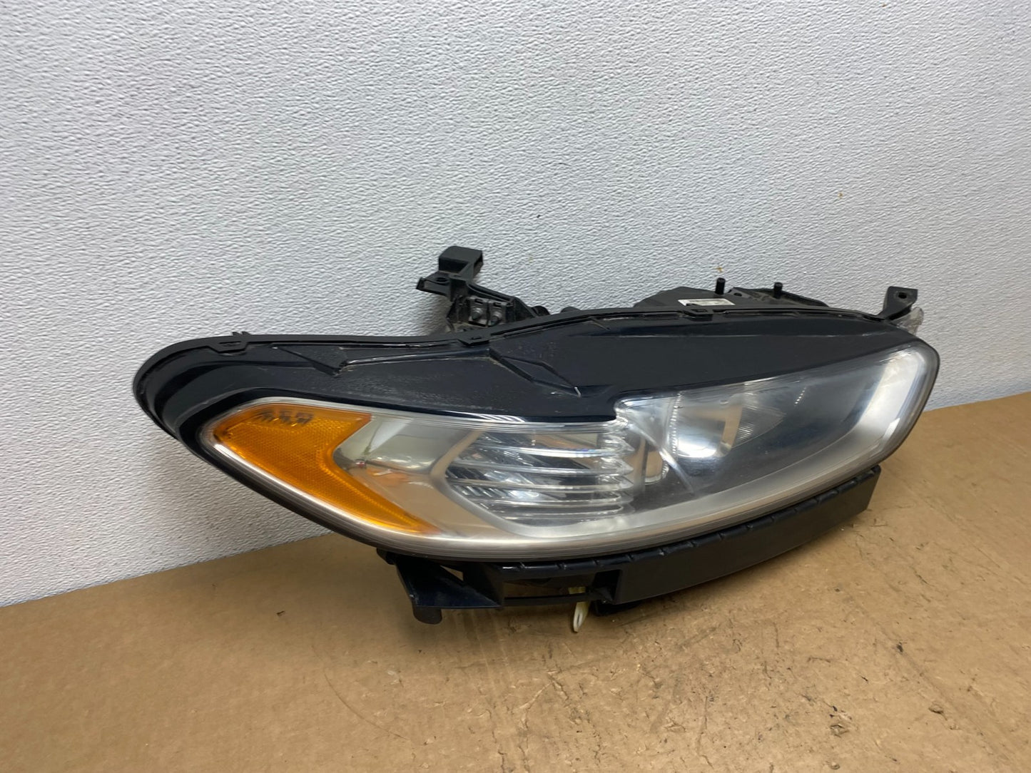 2013 to 2016 Ford Fusion Right Passenger Rh Side Headlight AD0587 DW2