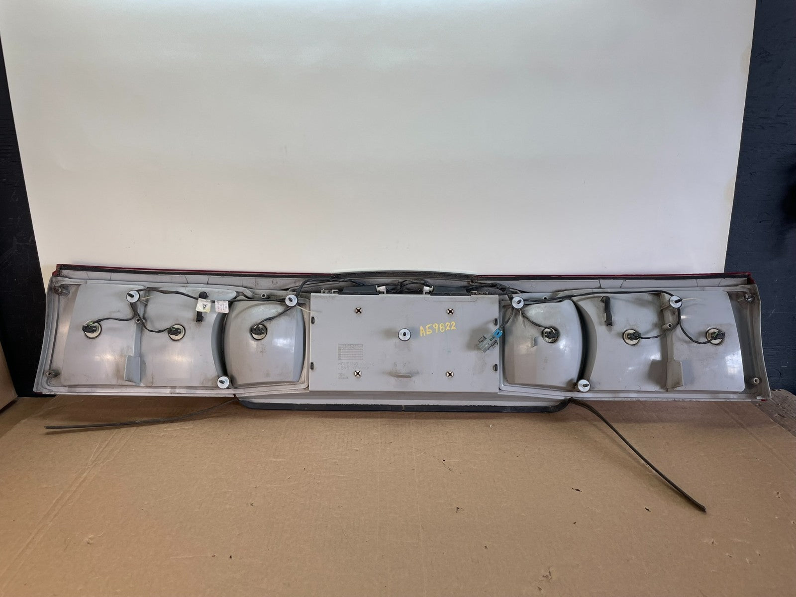 2002-2007 Buick Rendezvous Rear License Plate Center Tail Light Panel AG9822 DG3