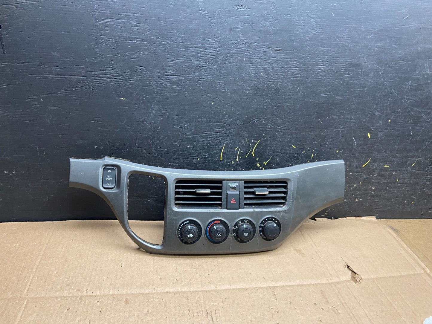 2005 to 2010 Honda Odyssey  Radio Climate Control Dash Trim Bezel Oem Y2363 DG0