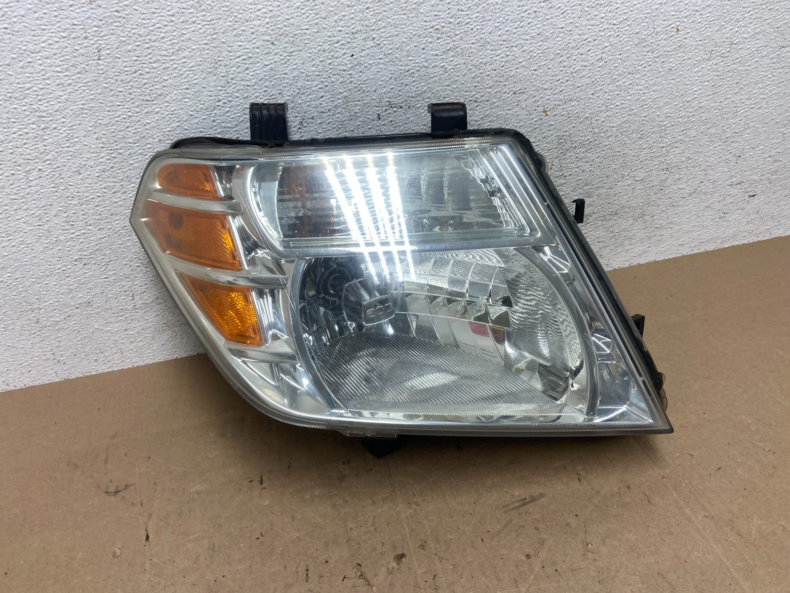 2008 to 2012 Nissan Pathfinder Halogen Headlight Right Passenger AE6021 DW0