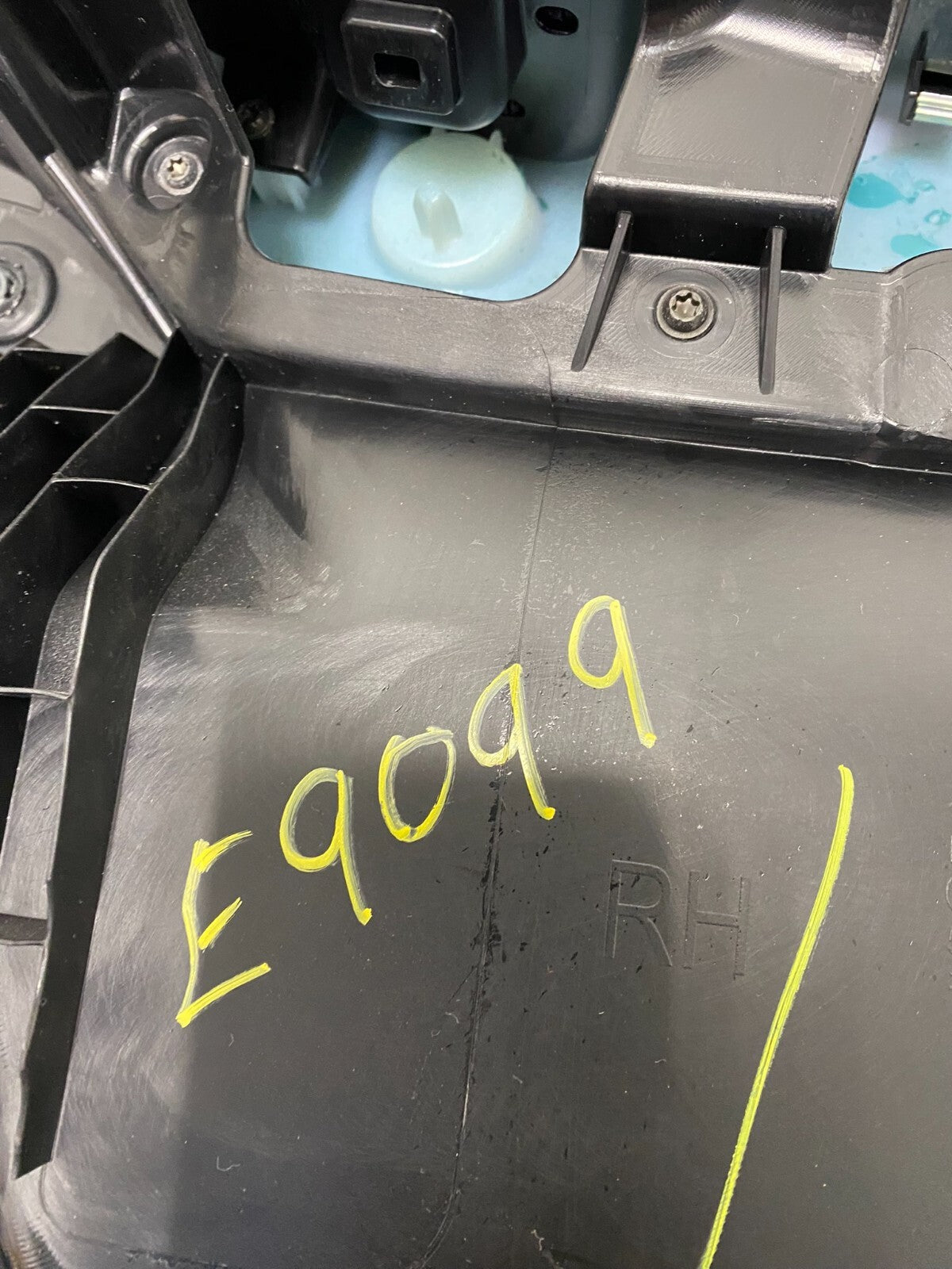 2015 to 2017 Chrysler 200 Front Right Passenger Side Door Panel OEM E9099 DG18