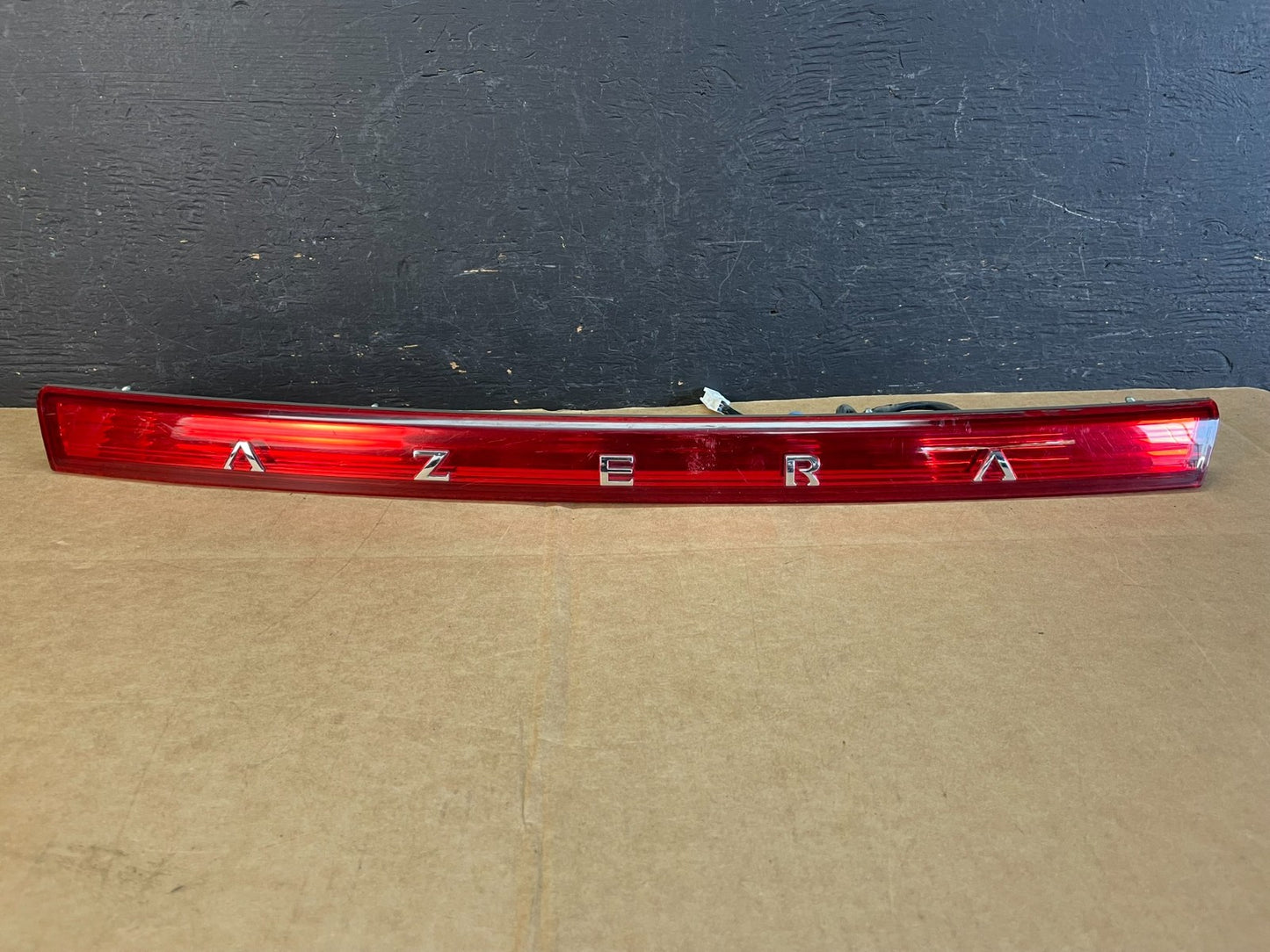2006 to 2009 Hyundai Azera Trunk Center Tail Light License W/Emblem AE0853 DG0