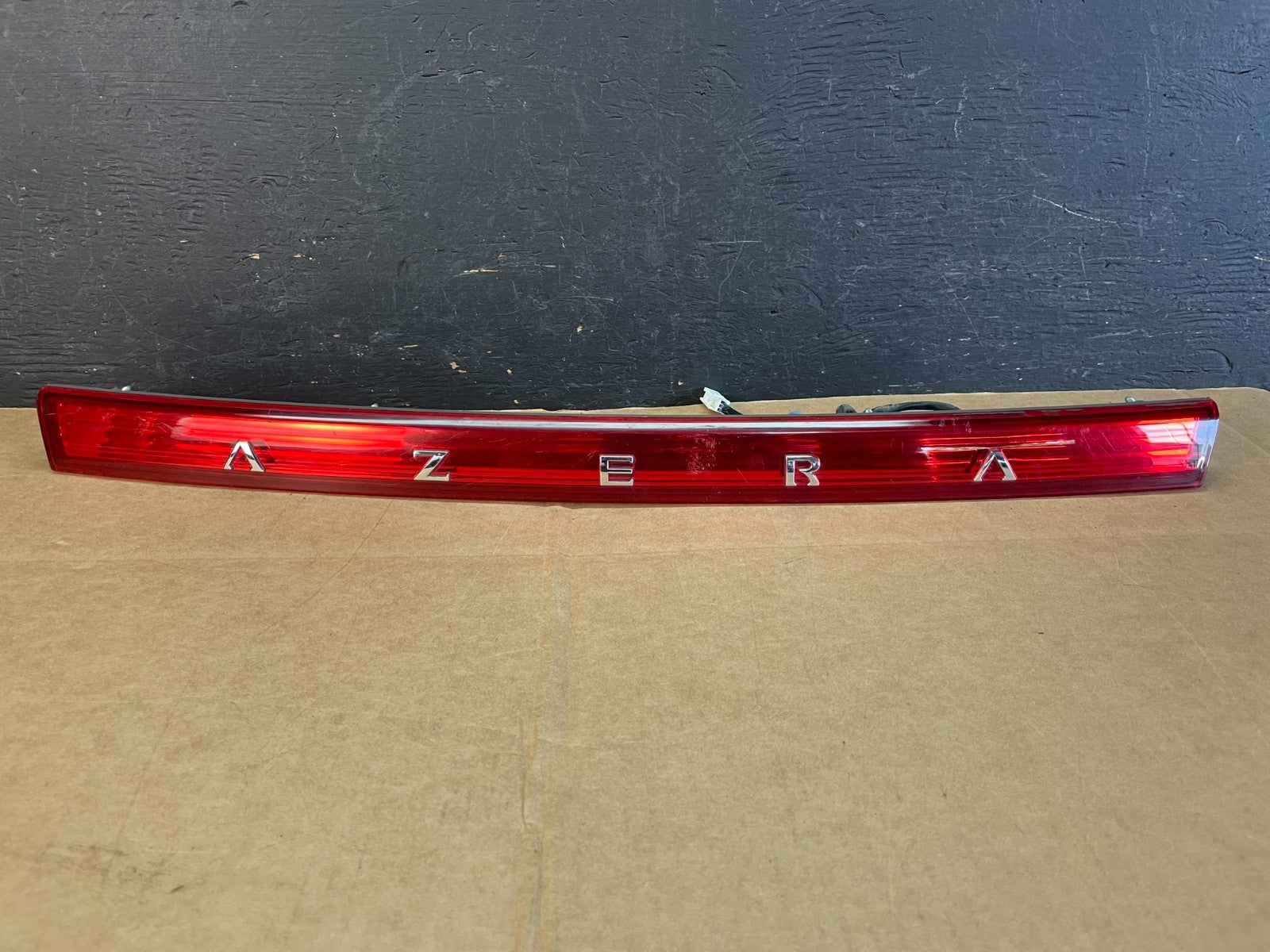 2006 to 2009 Hyundai Azera Trunk Center Tail Light License W/Emblem AE0853 DG0