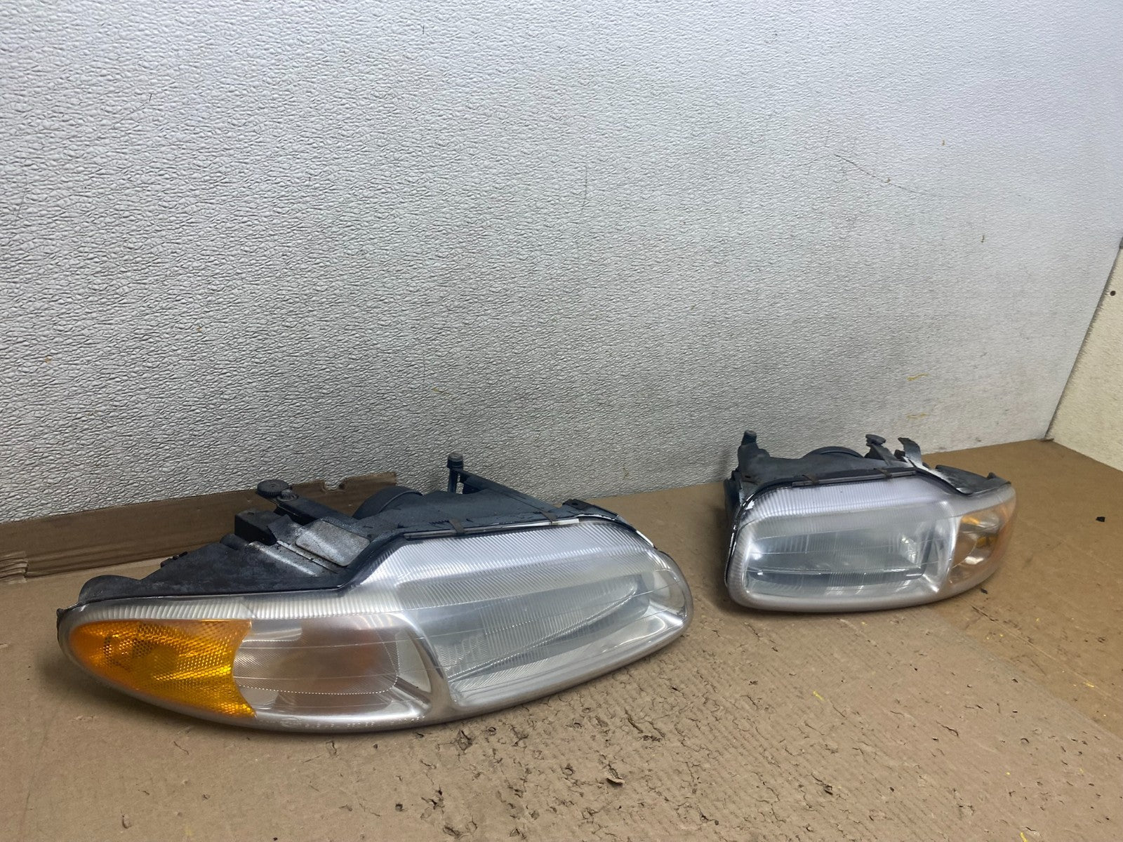 1996-2000 Chrysler Sebring Left+Right Side Halogen Headlights U2411 DW2