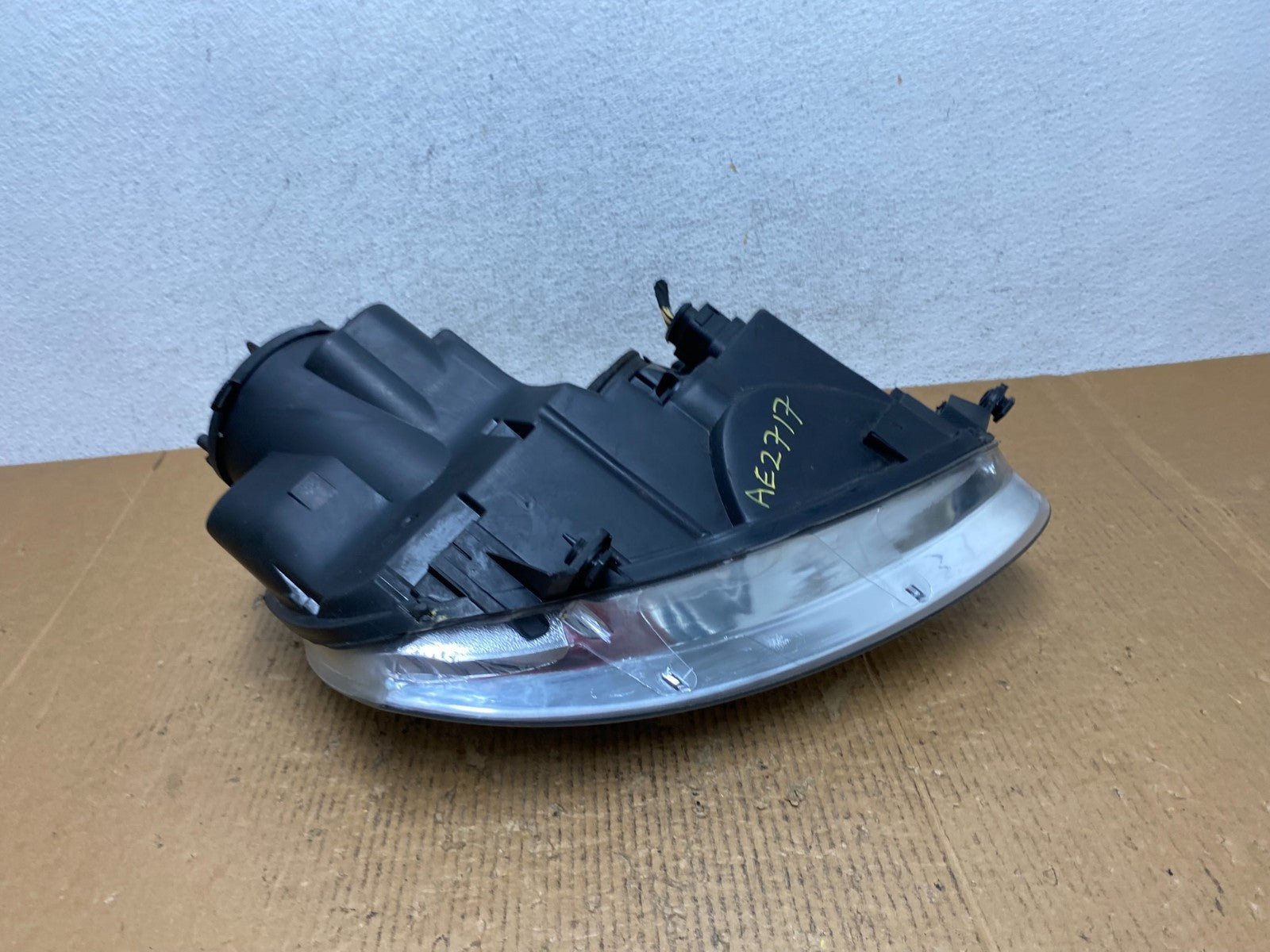 2005 to 2010 Volkswagen Jetta Left Driver LH Side Headlight Halogen AE2717 DW6