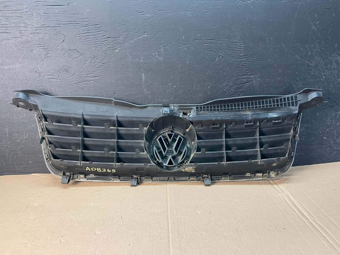 2001 to 2005 Volkswagen Passat Front Upper Grill Grille AD8365 DG3