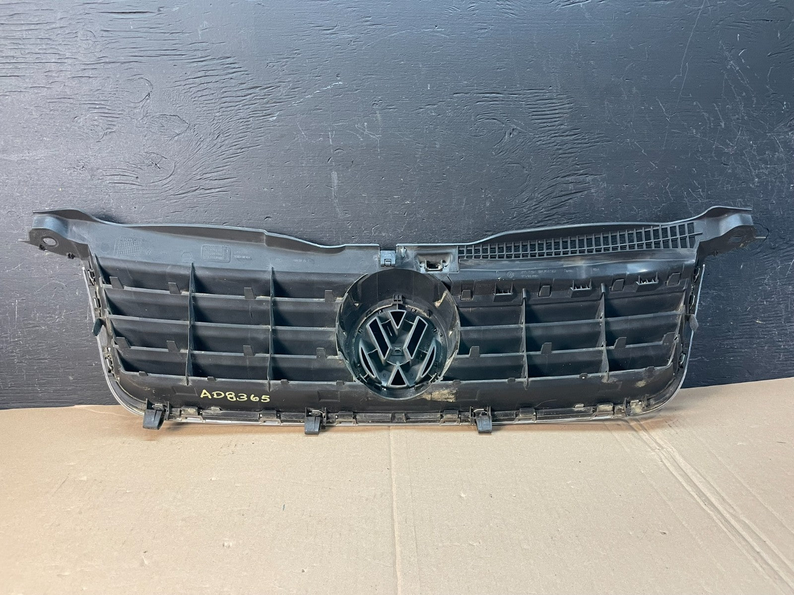 2001 to 2005 Volkswagen Passat Front Upper Grill Grille AD8365 DG3