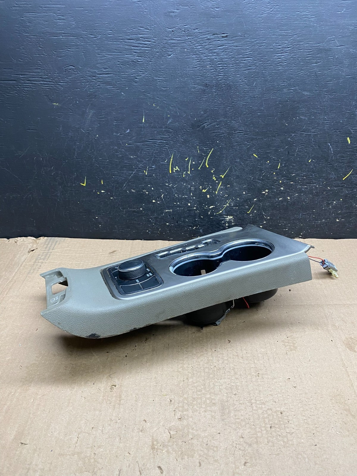 2011 to 2013 Jeep Grand Cherokee Center Console Shifter Cup Holder Z0057 DG3
