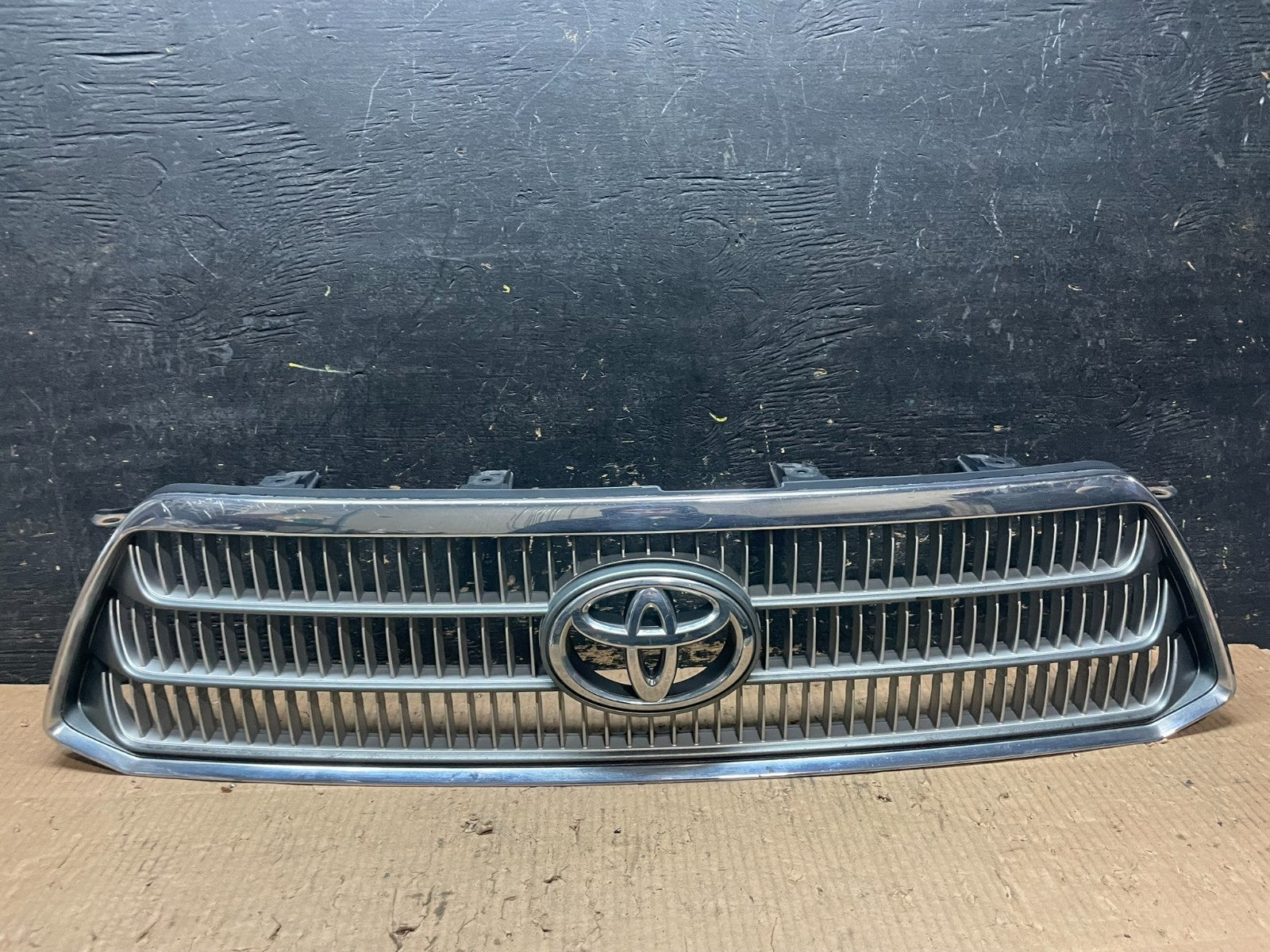 2008-2010 Toyota Highlander Hybrid Front Upper Grille Grill Emblem Y6644 DG0