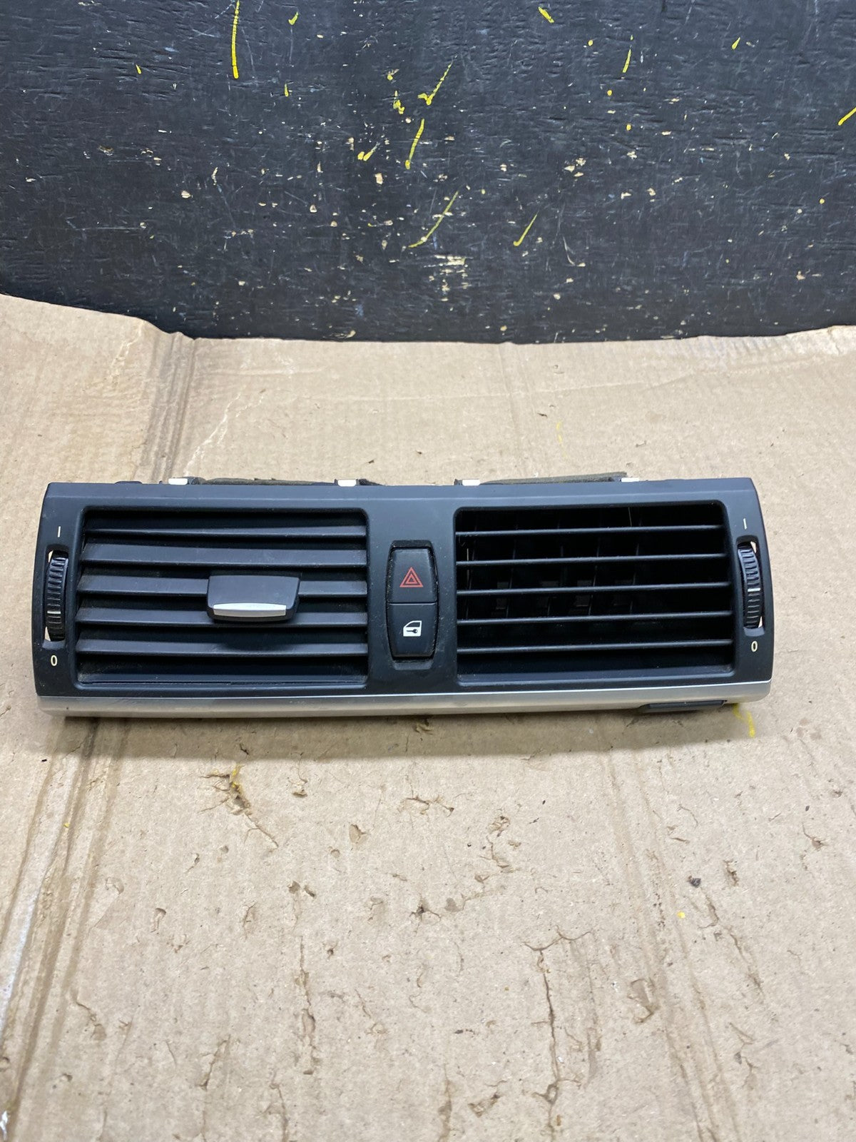 2007 to 2013 BMW X5 X6 Center Console Dash Air Vent OEM X5967 DG0