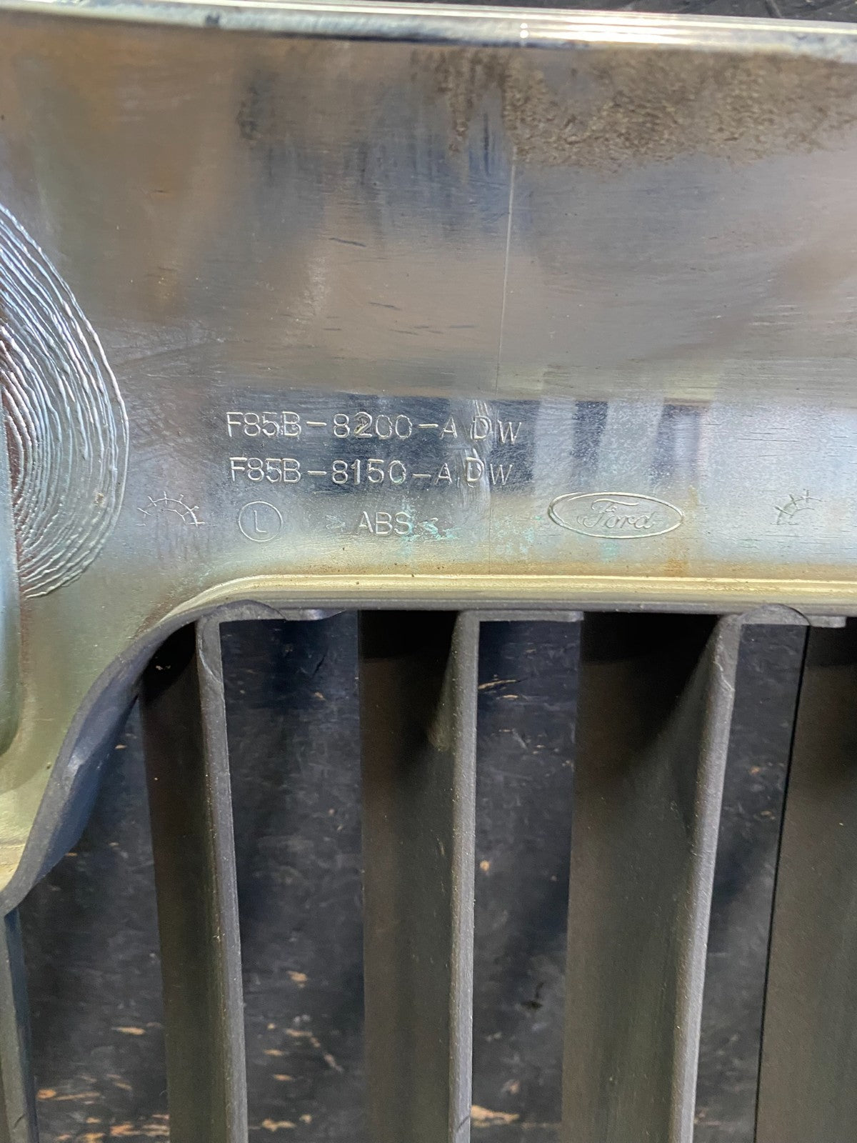 1998 to 2002 Lincoln Navigator Front Upper Grill Grille Oem S3257 DG8