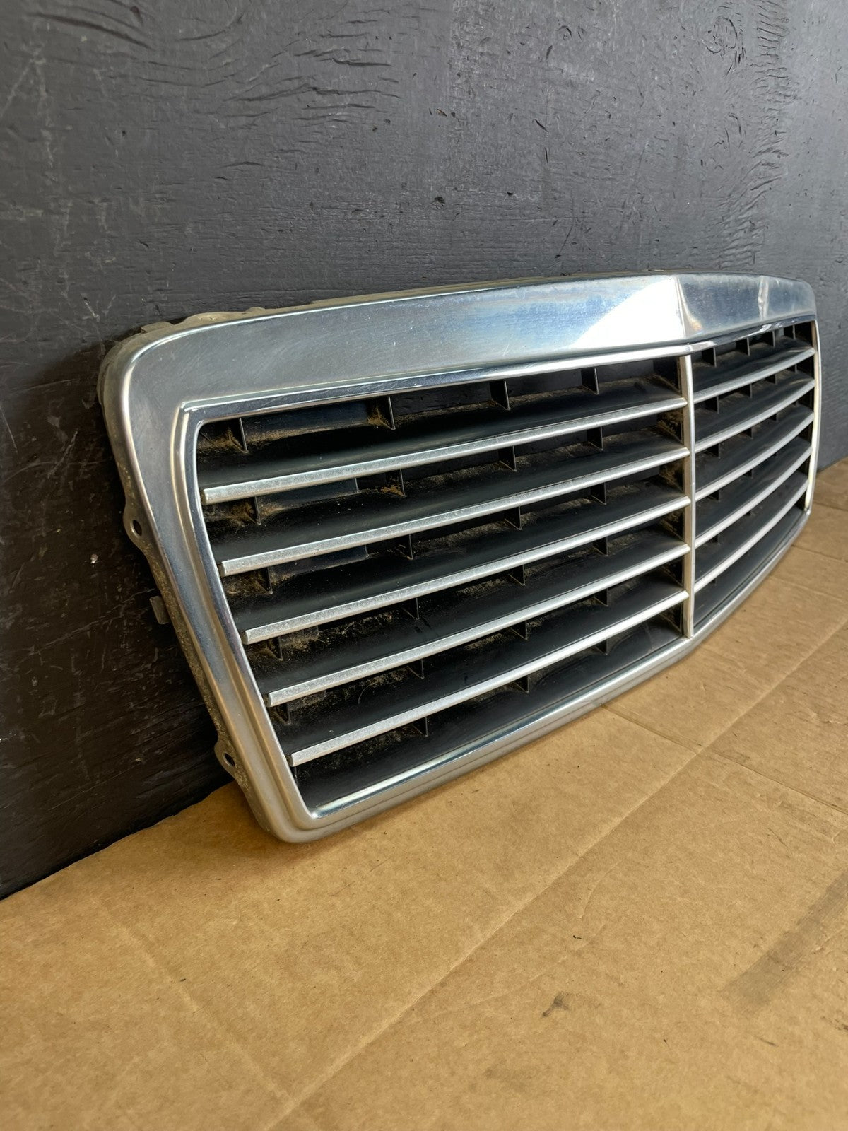 1996 to 1999 Mercedes Benz E320 Front Grill Grill 2108880123 AC5176 DG1