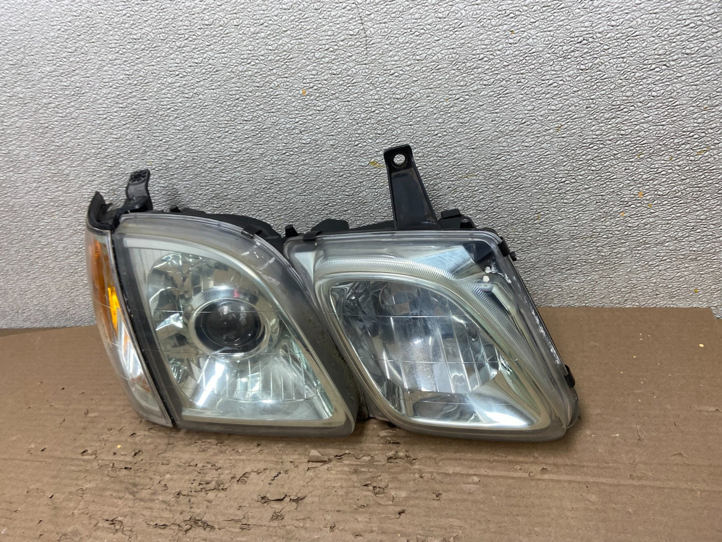 2003 to 2007 Lexus LX470 Right Passenger Side Halogen Headlight  OEM AB1633 DG1