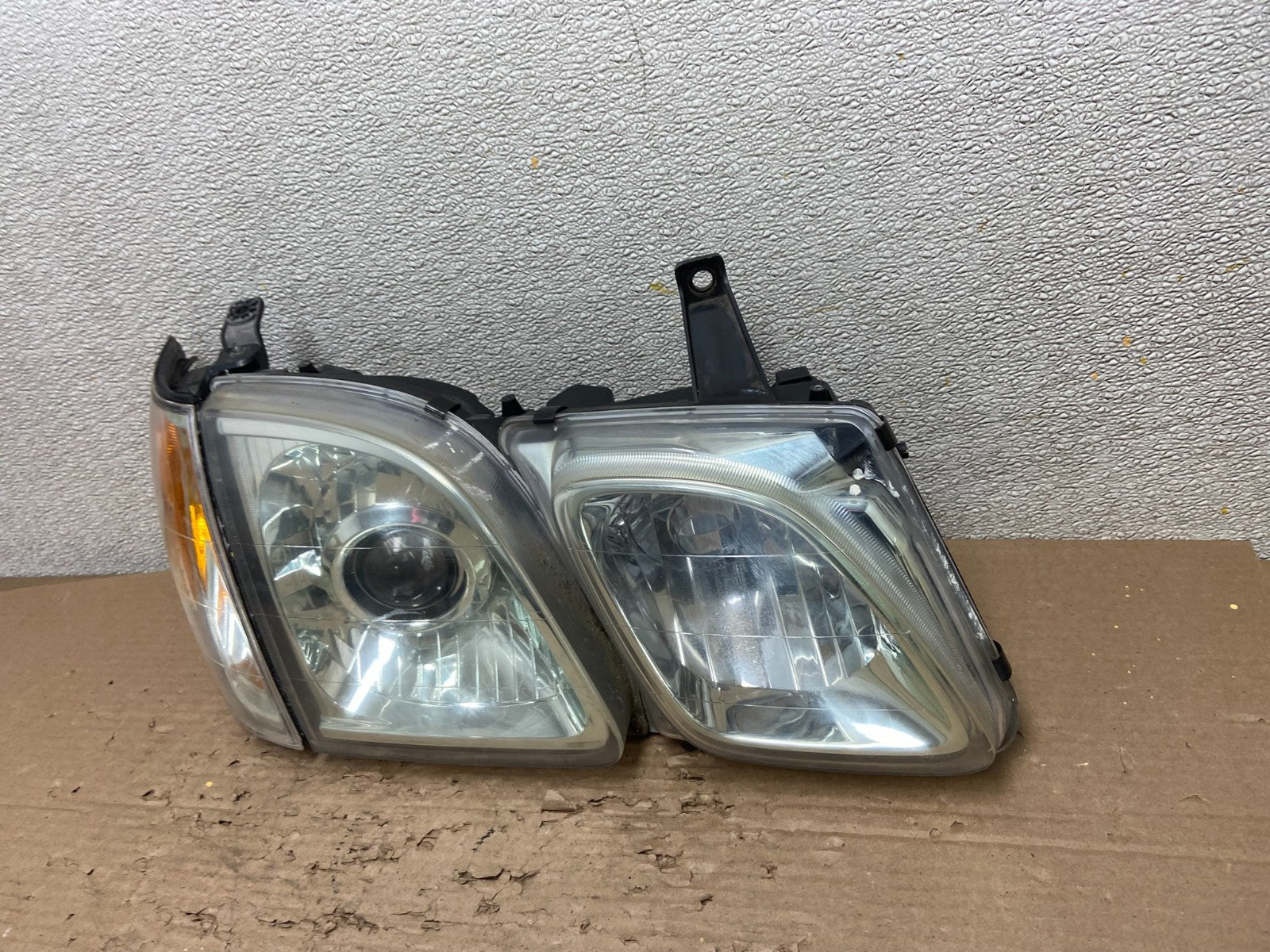 2003 to 2007 Lexus LX470 Right Passenger Side Halogen Headlight  OEM AB1633 DG1
