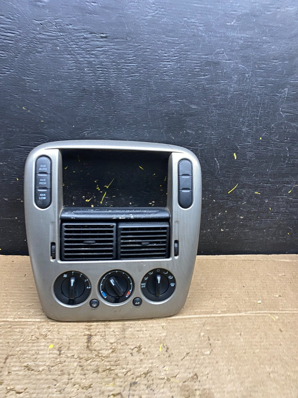 2002 to 2005 Ford Explorer Radio Dash Bezel Climate Control Air Vent X1321 DG0