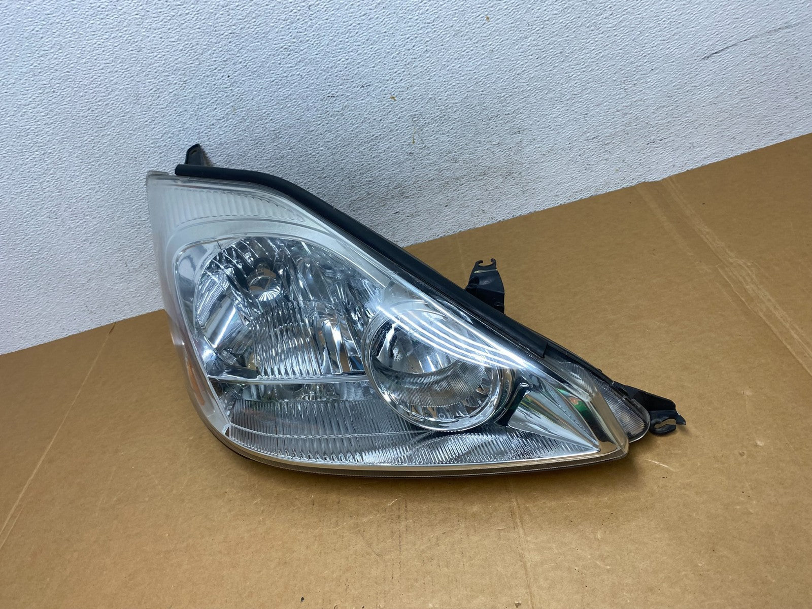 2004-2005 Toyota Sienna Right Passenger Halogen Headlight AD8934 DW1