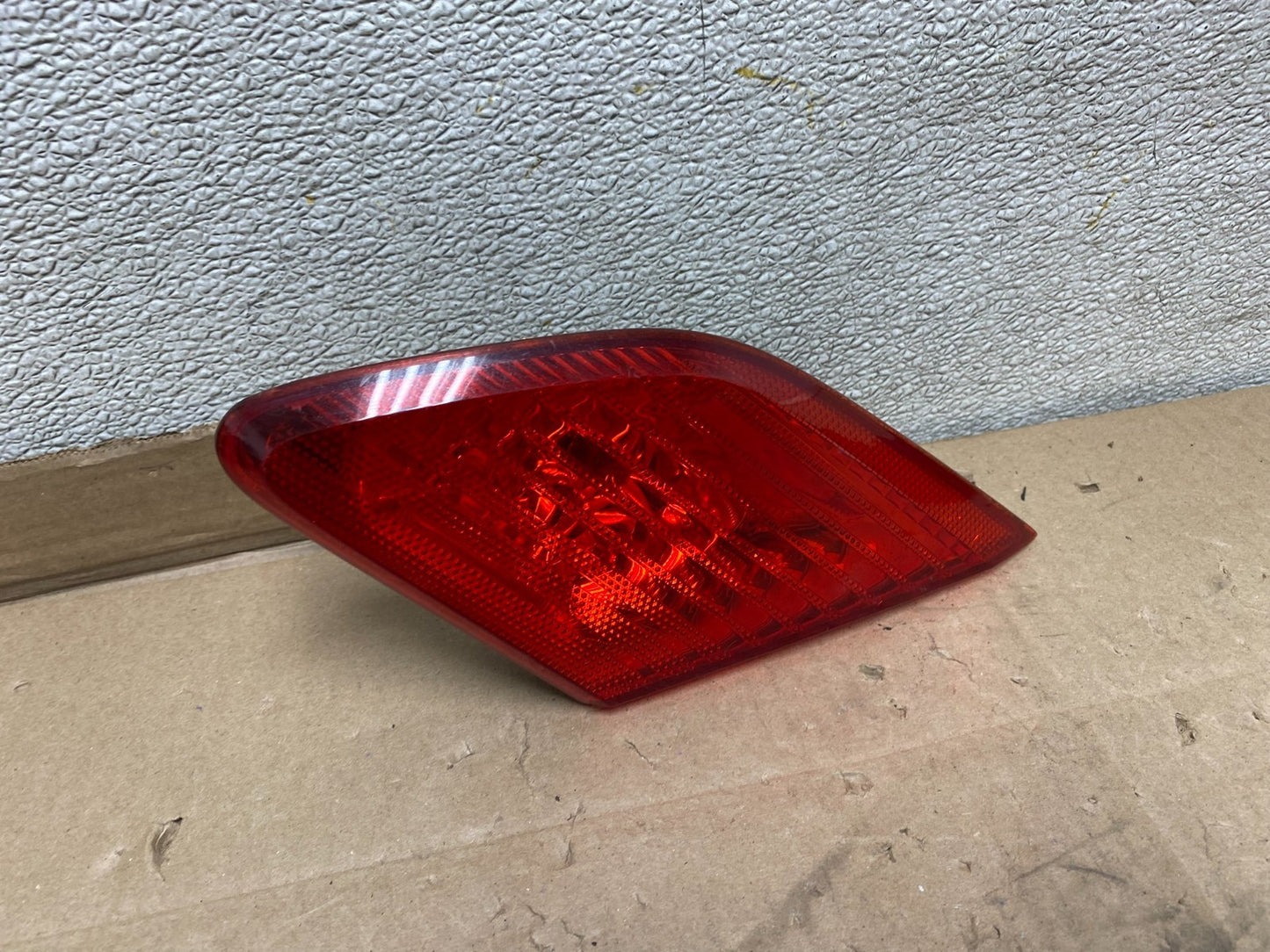 2003 to 2004 Toyota Avalon Right Passenger RH Inner Tail Light U6790 DW0