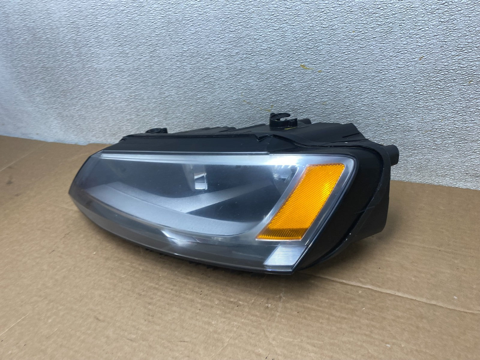 2011 to 2014 Volkswagen Jetta Left Driver LH Headlight Halogen Z1315 DW1