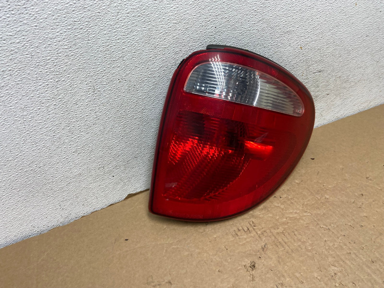 2004 - 2007 Dodge Grand Caravan Right Passenger Side Tail Light AF7937 LK2