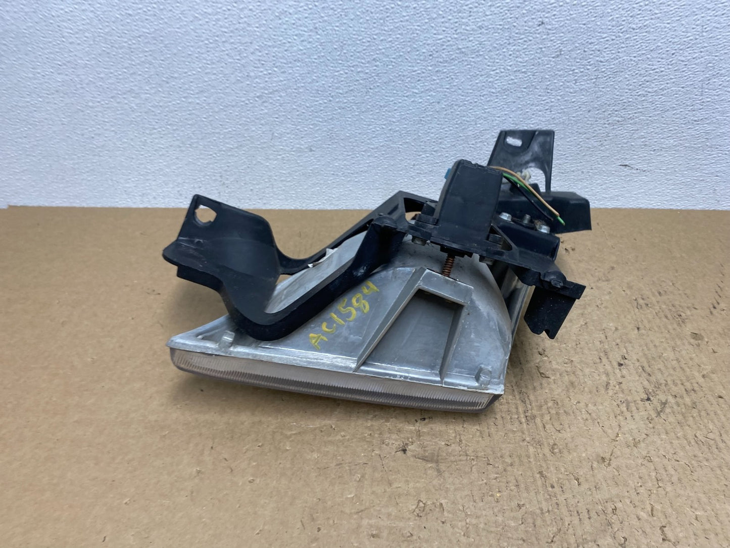 1997 to 2005 Chevrolet Venture Montana Right Passenger RH Headlight AC1584 DW7