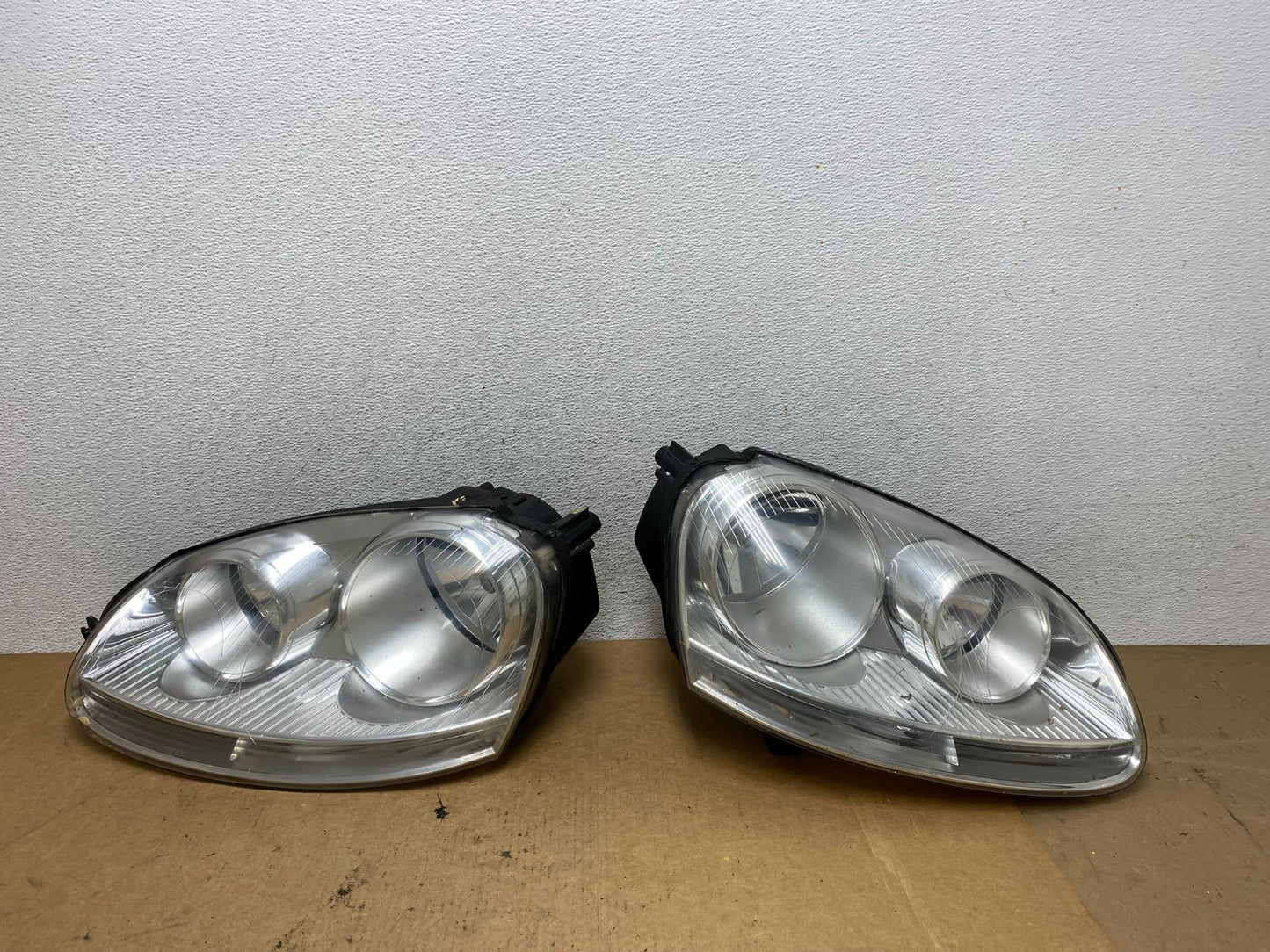 2005 to 2010 Volkswagen Jetta Left+Right Side Headlights Halogen AE3256 DW0