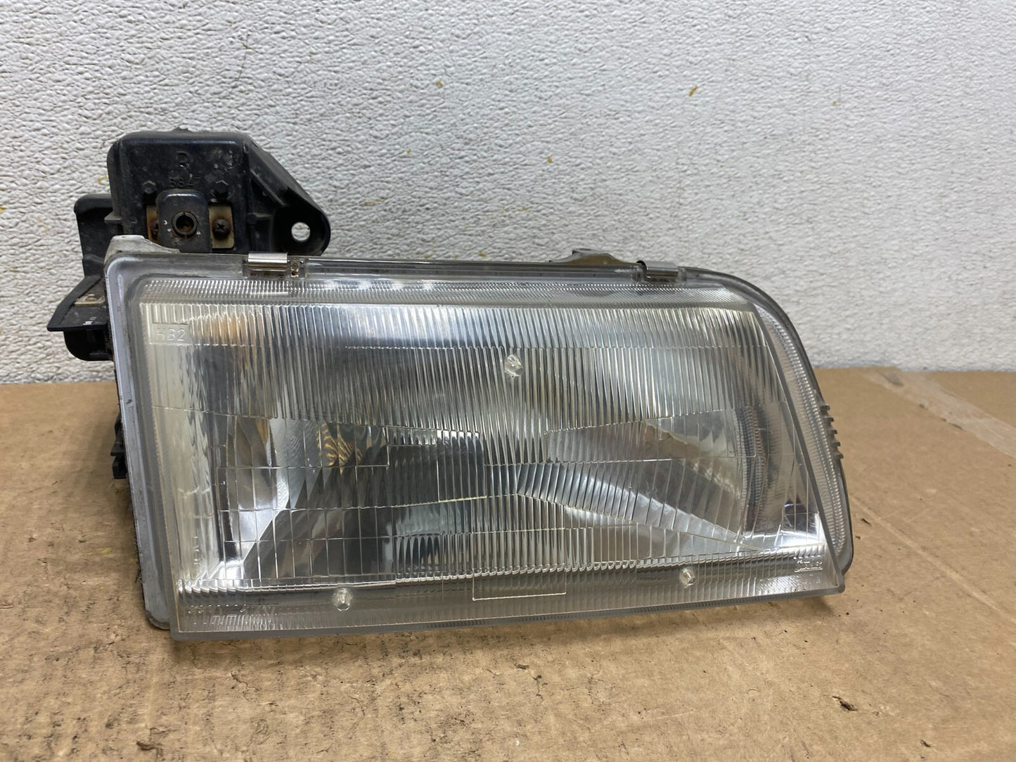 1996 to 1998 Mazda MPV Right Passenger RH Headlight OEM O5887 DW0