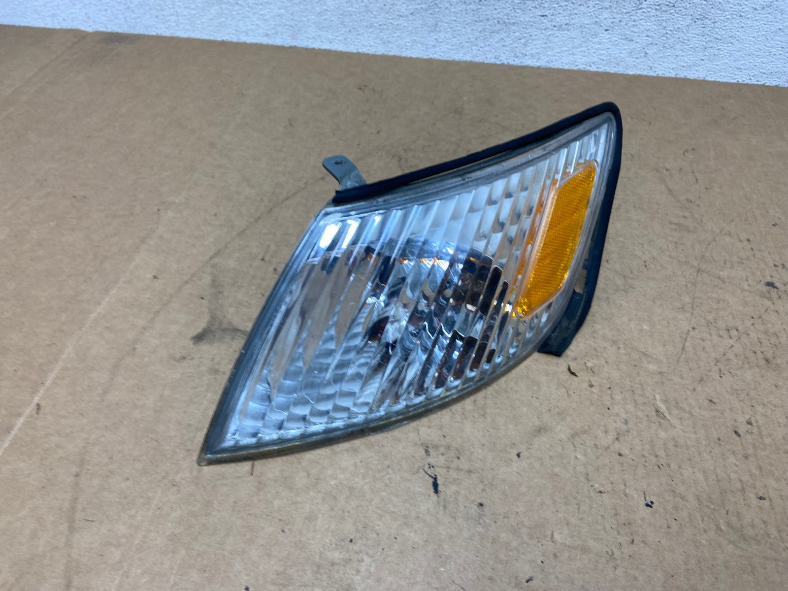 2000 to 2001 Lexus ES300 Left Driver LH Side Turn Signal AE3112 LK2
