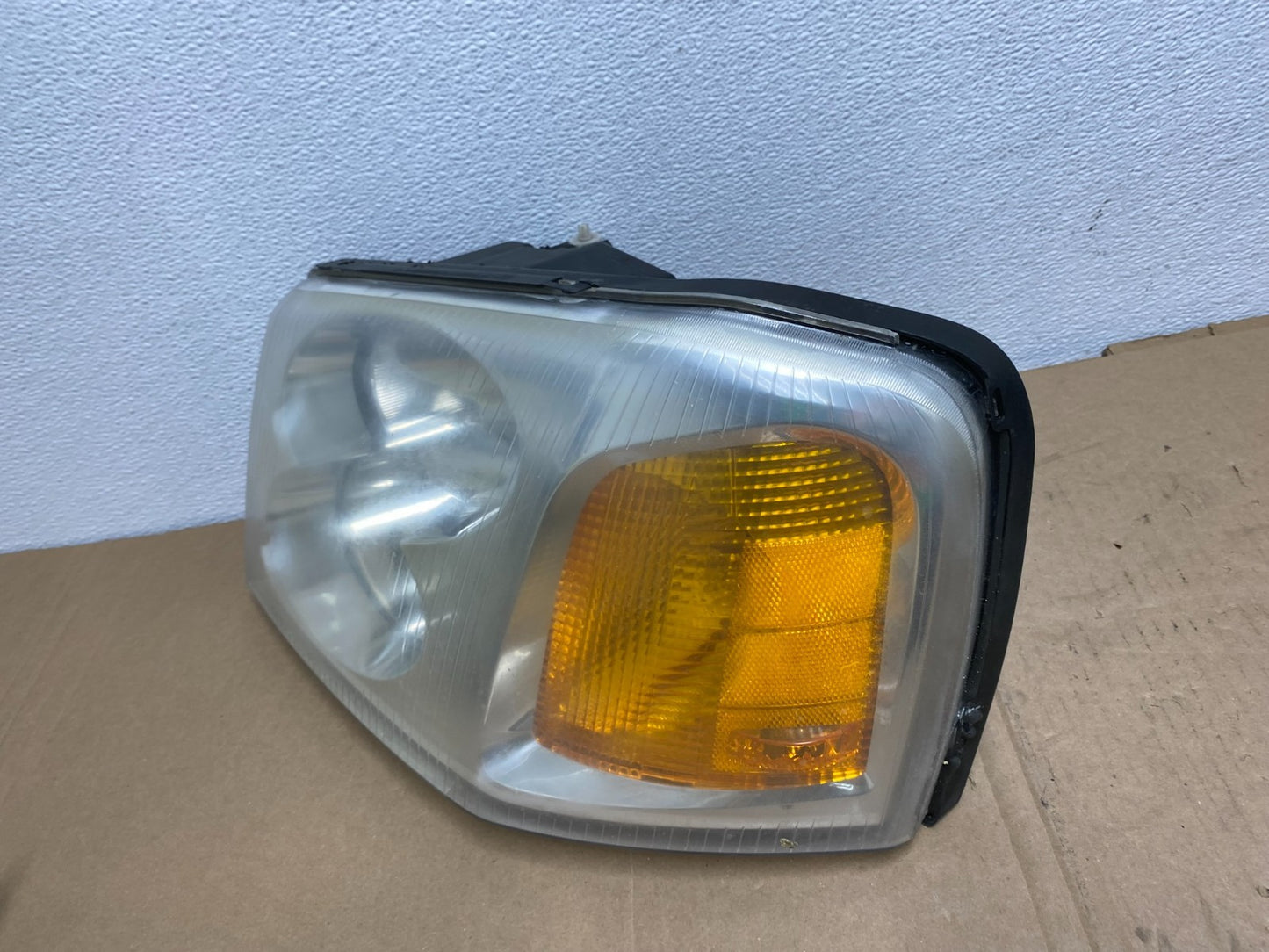 2002 to 2009 Gmc Envoy Left Driver Lh Side Headlight Halogen Oem AB6850 DW1