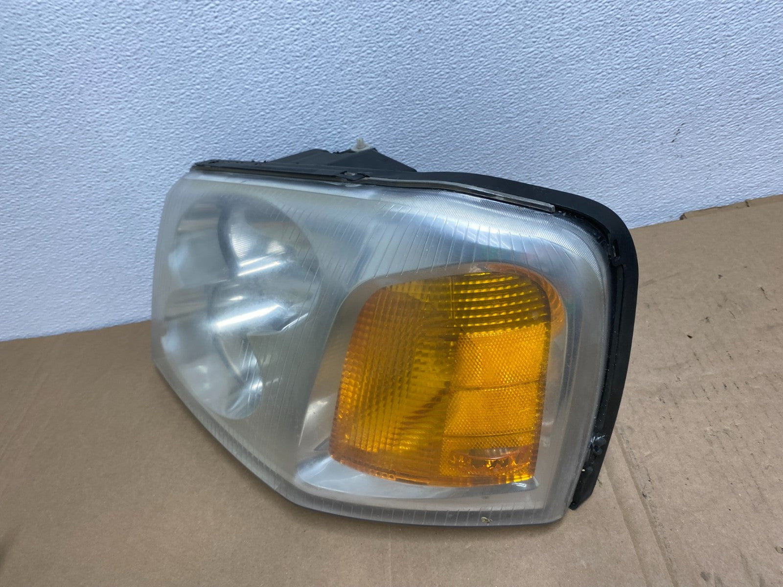 2002 to 2009 Gmc Envoy Left Driver Lh Side Headlight Halogen Oem AB6850 DW1